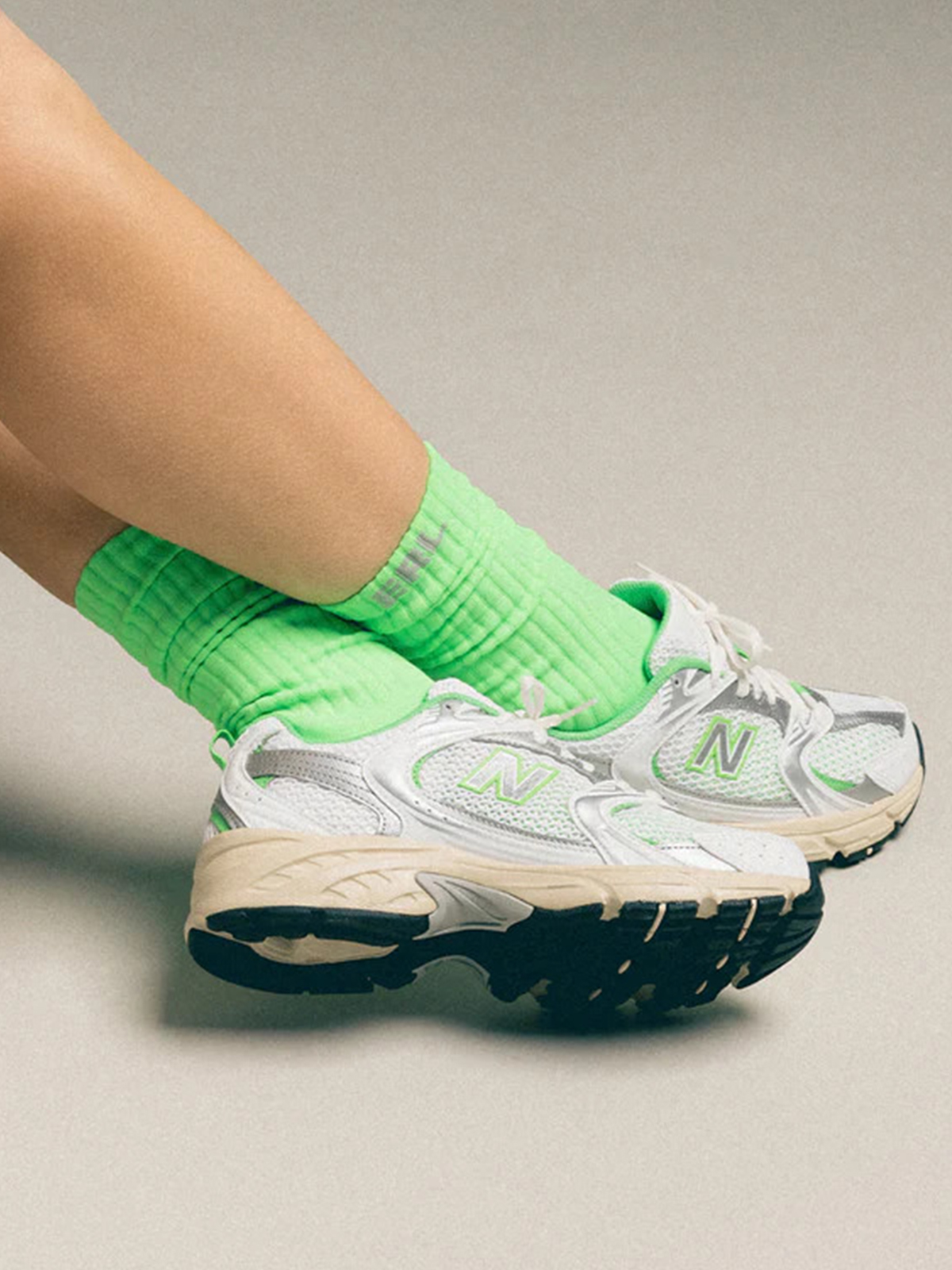 Sneakers MR530 φωτογραφία