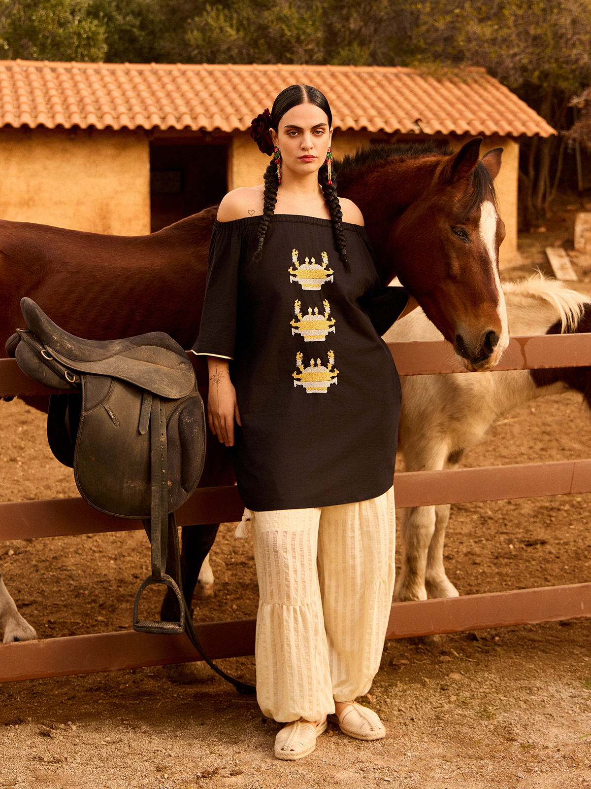 Βαμβακερή off-shoulder τουνίκ με κέντημα φωτογραφία