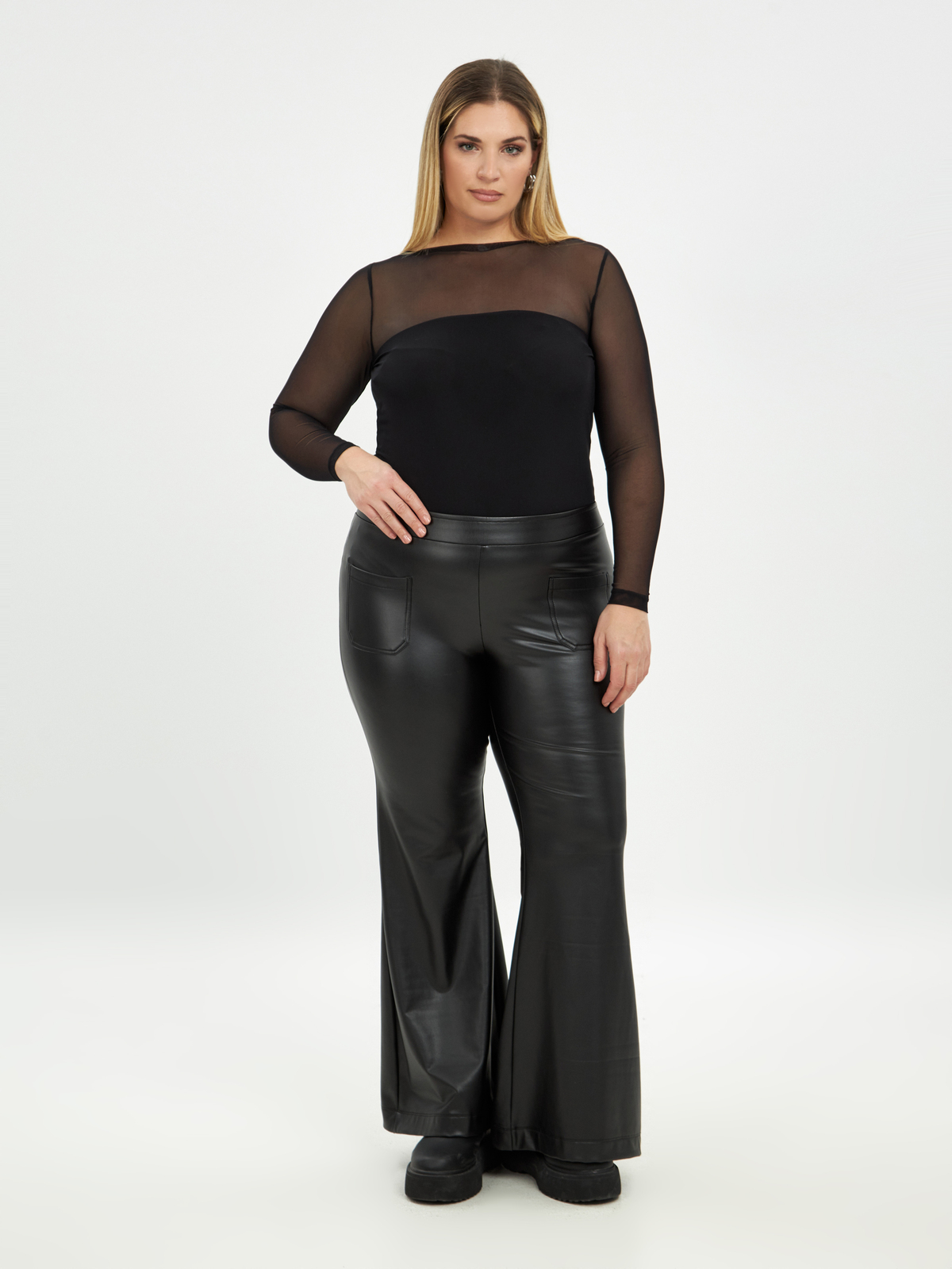 Παντελόνα καμπάνα δερματίνη φωτογραφία