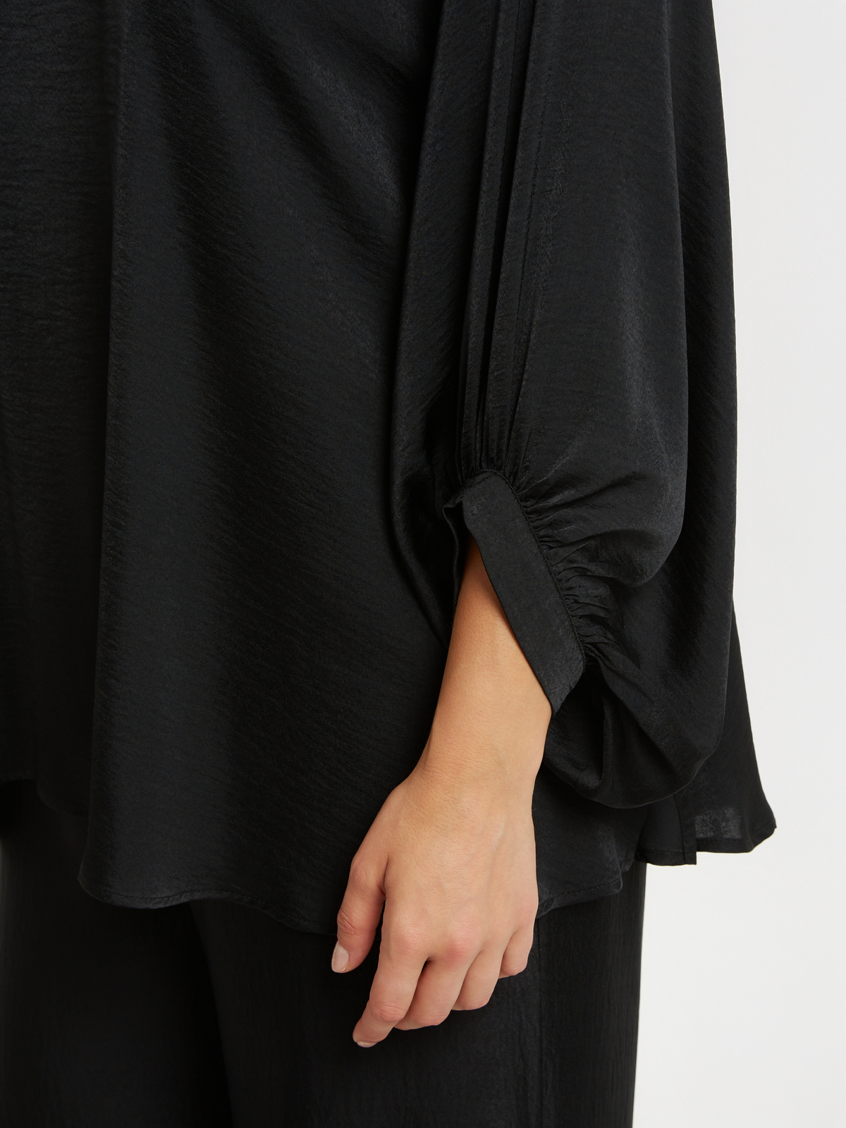 Μπλούζα σατέν με μπαλούν μανίκι φωτογραφία