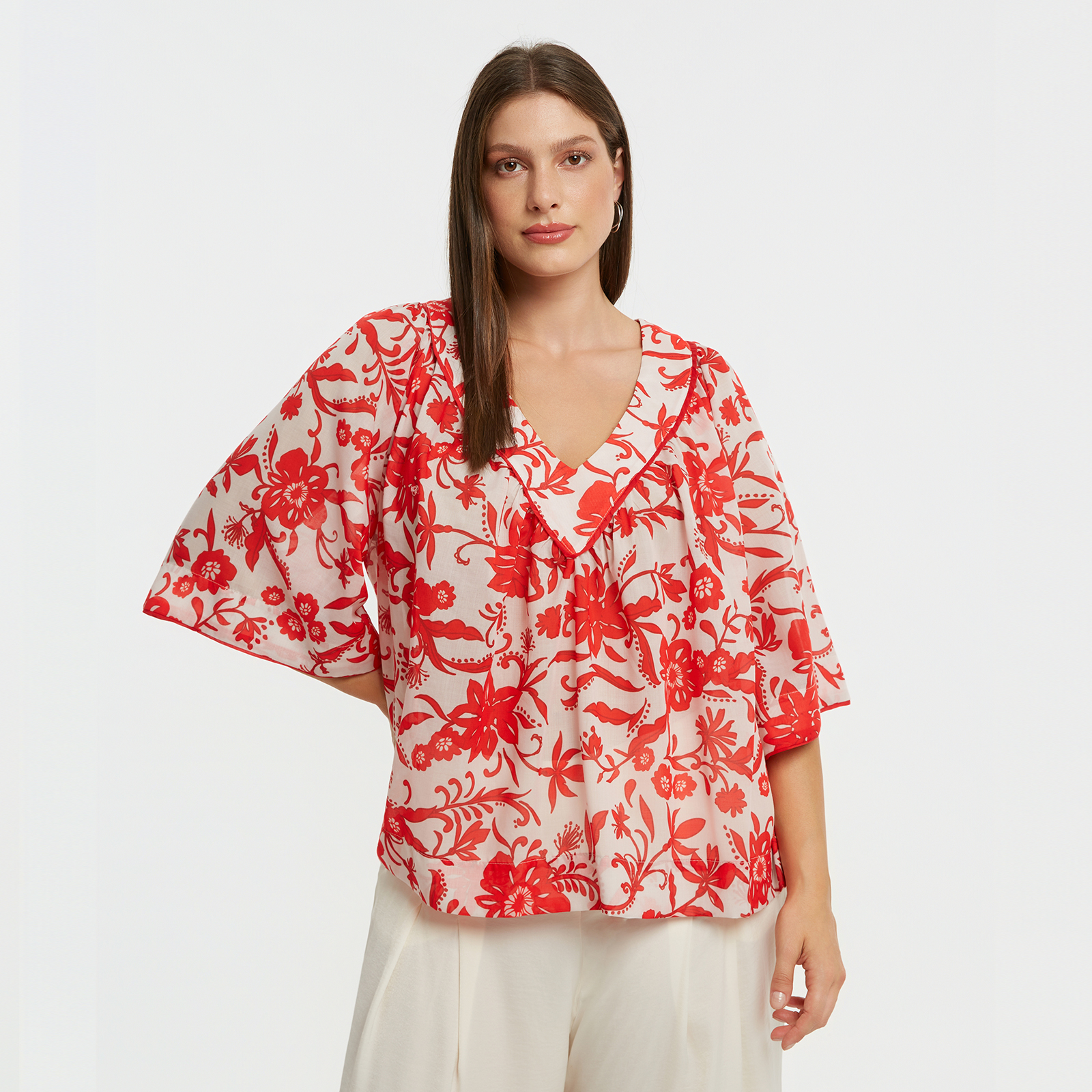 Floral V-neck blouse with airy sleeves