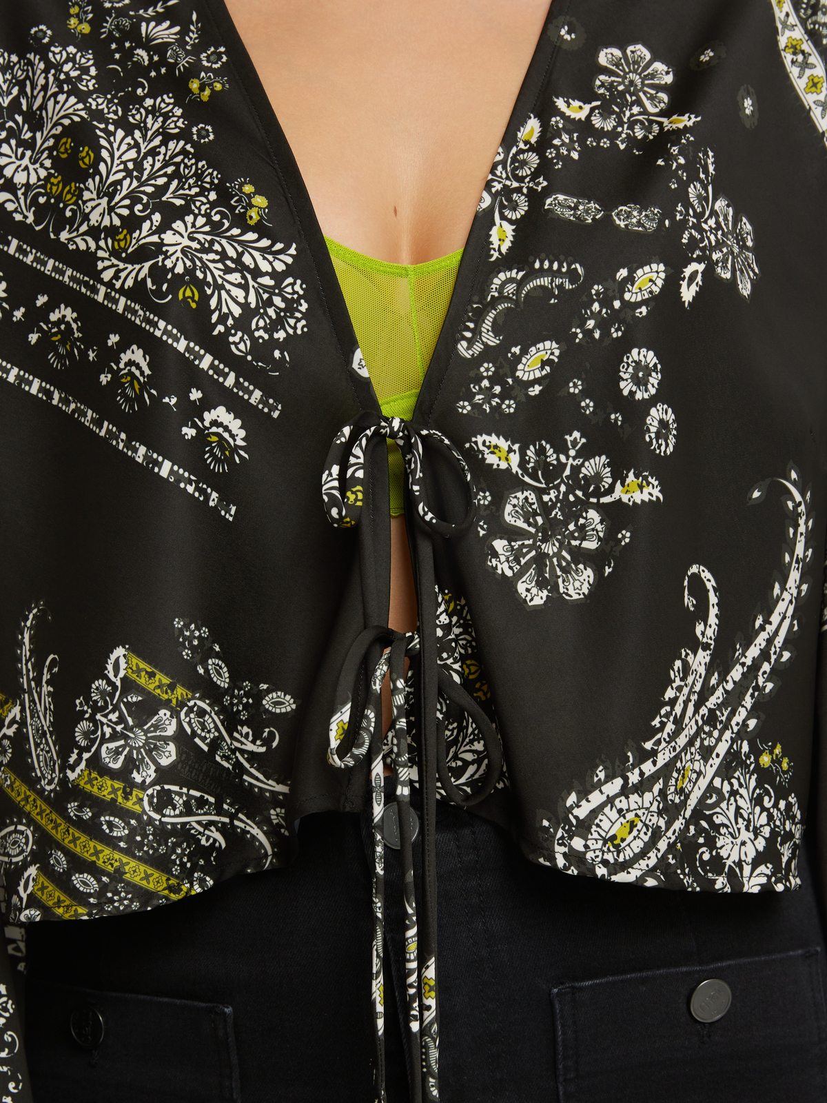 Cropped μπλούζα με δέσιμο και εμπριμέ σχέδιο φωτογραφία