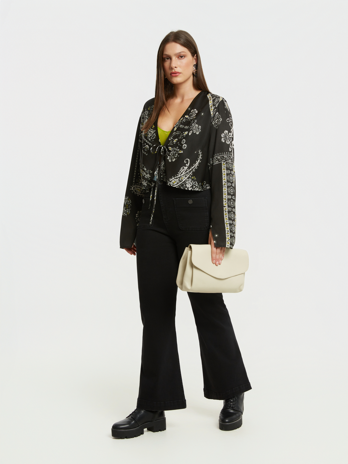 Cropped μπλούζα με δέσιμο και εμπριμέ σχέδιο φωτογραφία