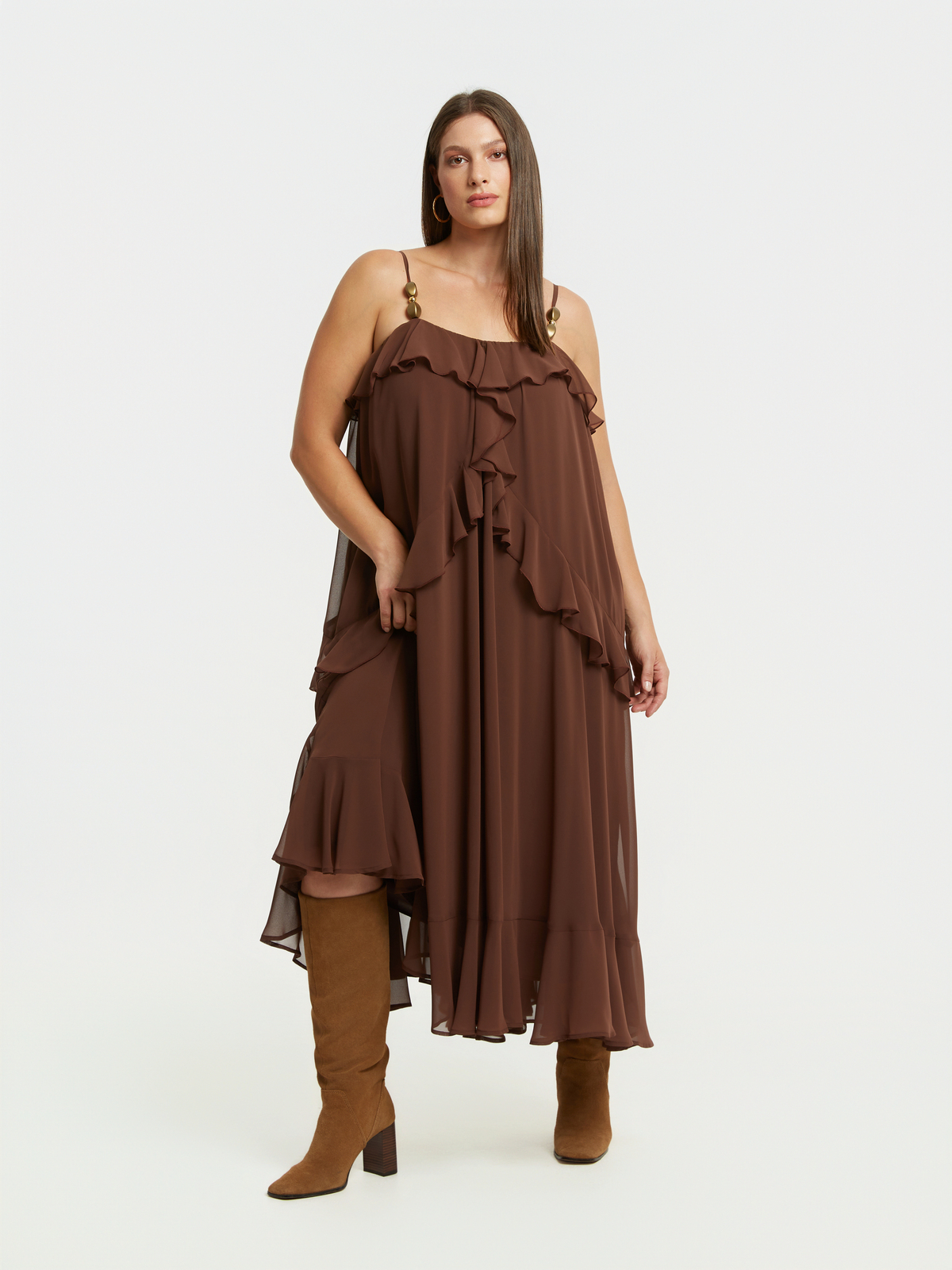 Maxi φόρεμα με βολάν και τιράντες με πέρλες φωτογραφία