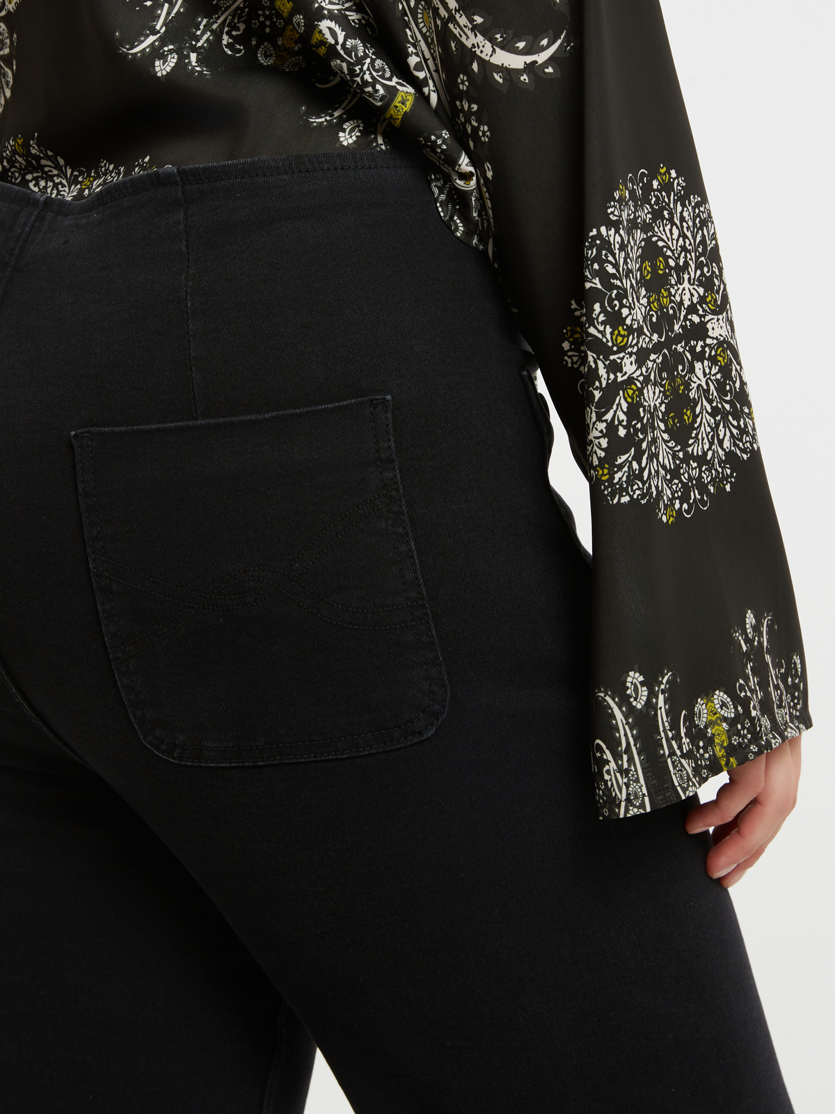 Ψηλόμεσο τζιν bootcut με μπροστινές τσέπες φωτογραφία