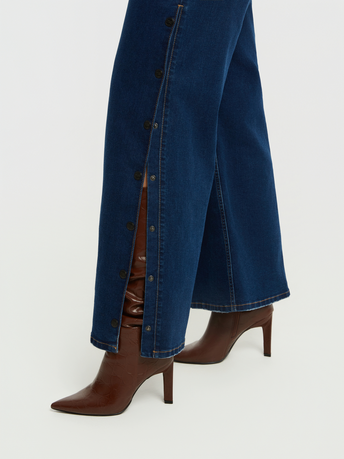 Ψηλόμεσο τζιν παντελόνι καμπάνα με κουμπιά στο πλάι φωτογραφία