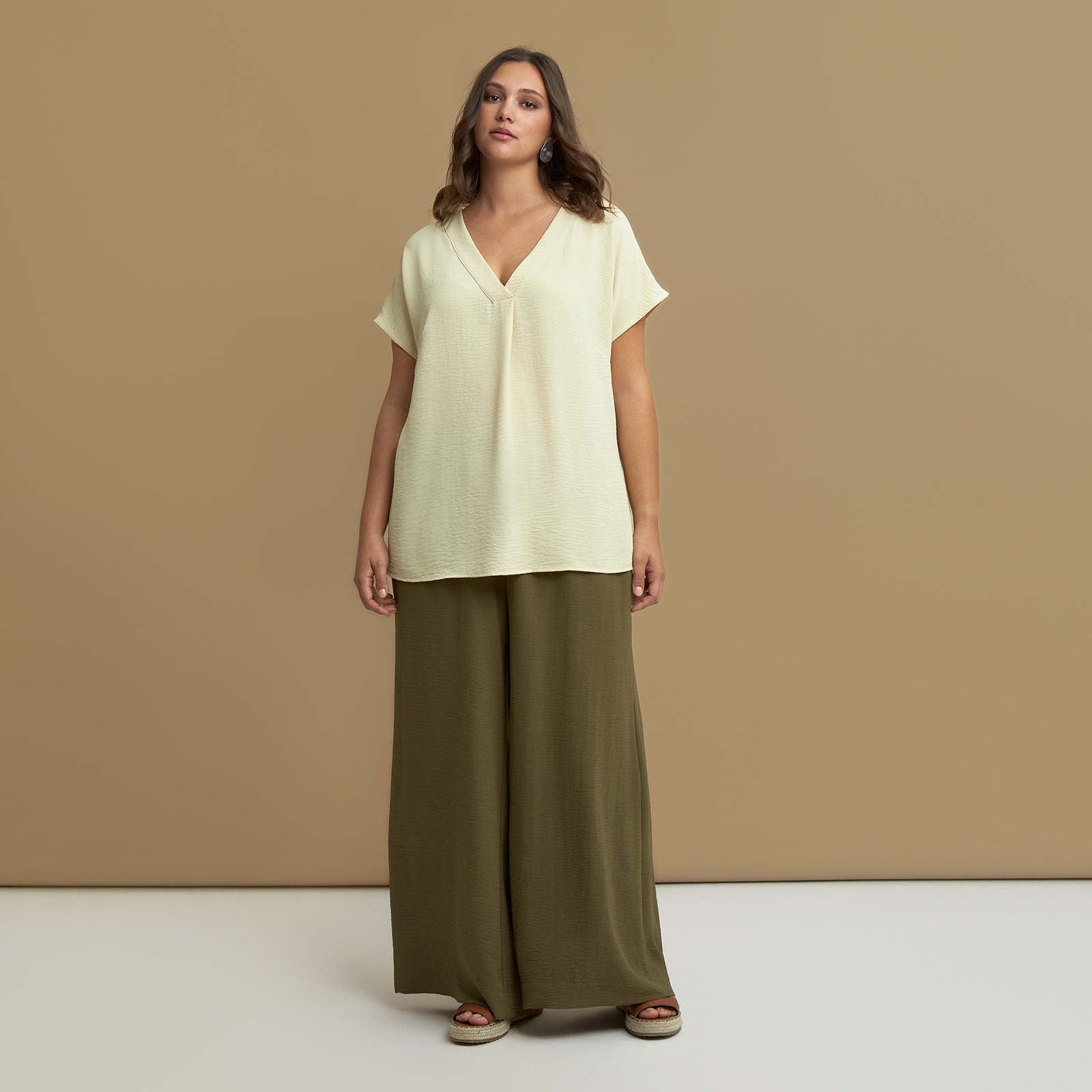 Airwashed crepe essential V-neck blouse with front pleat