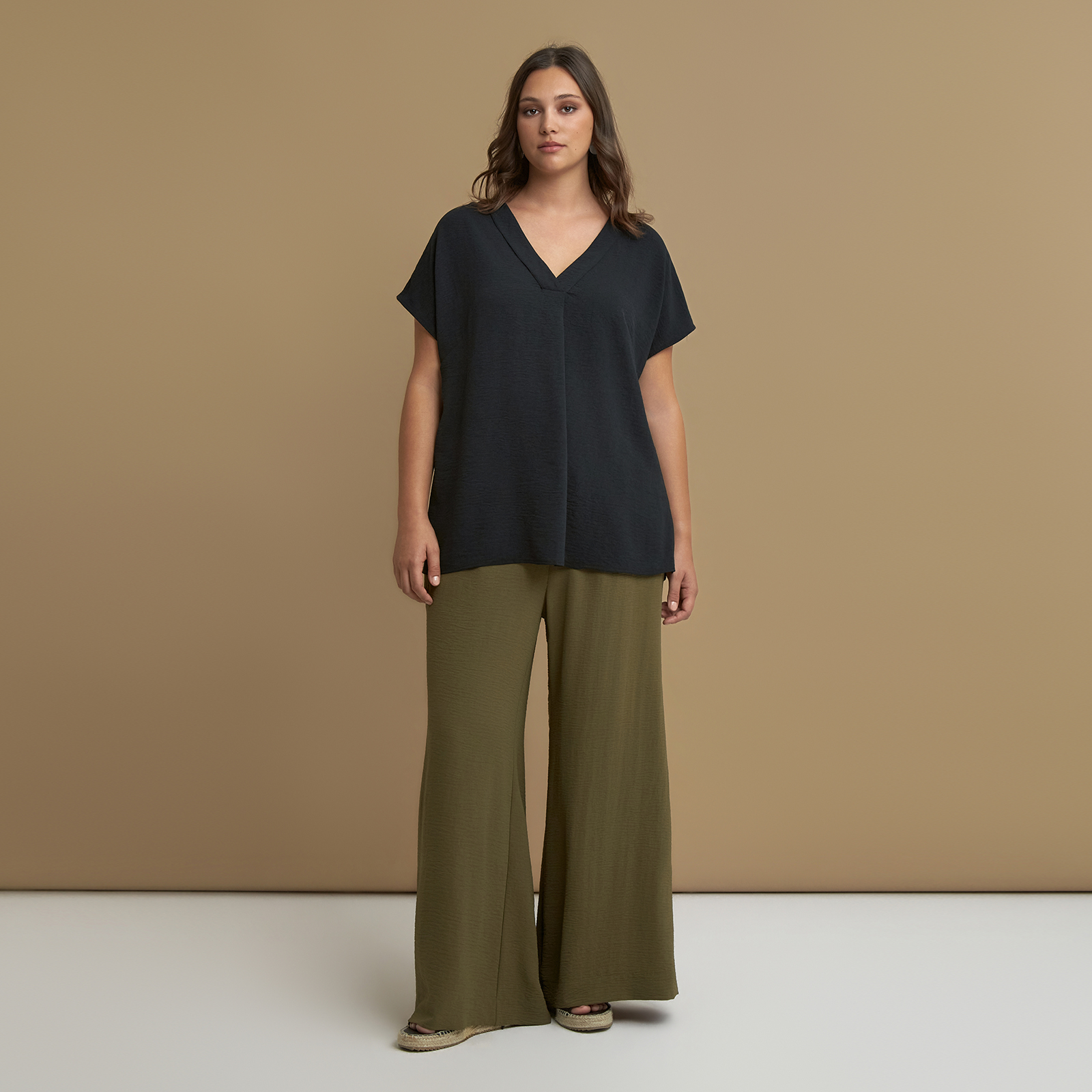 Airwashed crepe essential V-neck blouse with front pleat