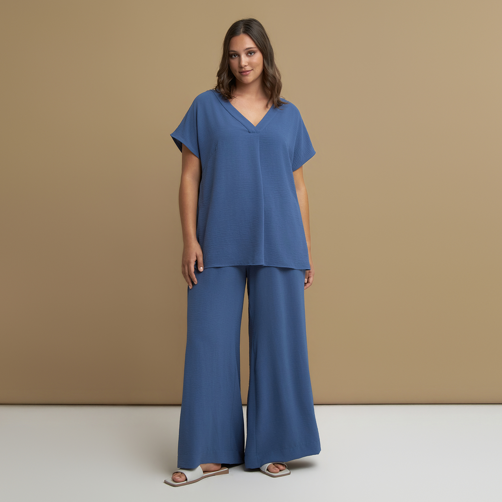 Airwashed crepe essential V-neck blouse with front pleat