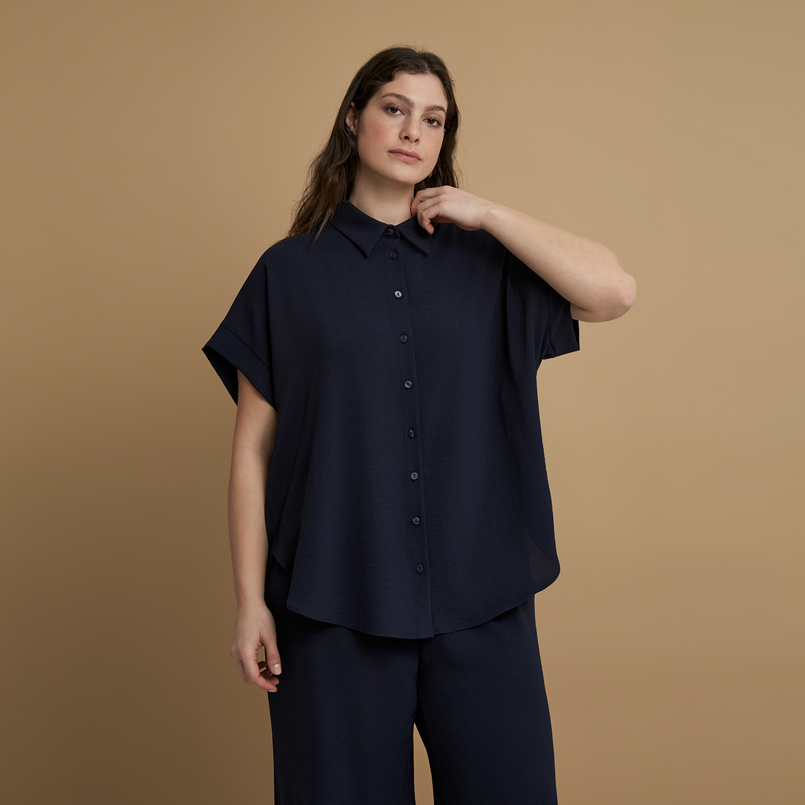 Airwashed crepe short-sleeve shirt with curved hem