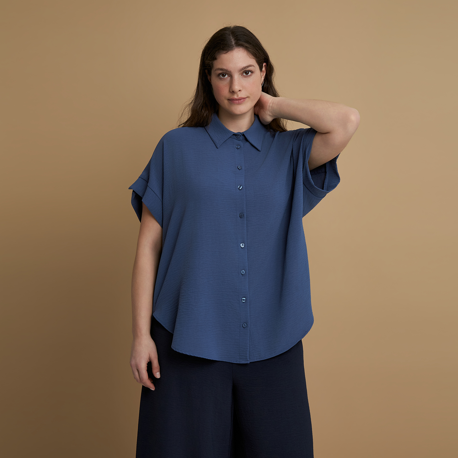 Airwashed crepe short-sleeve shirt with curved hem
