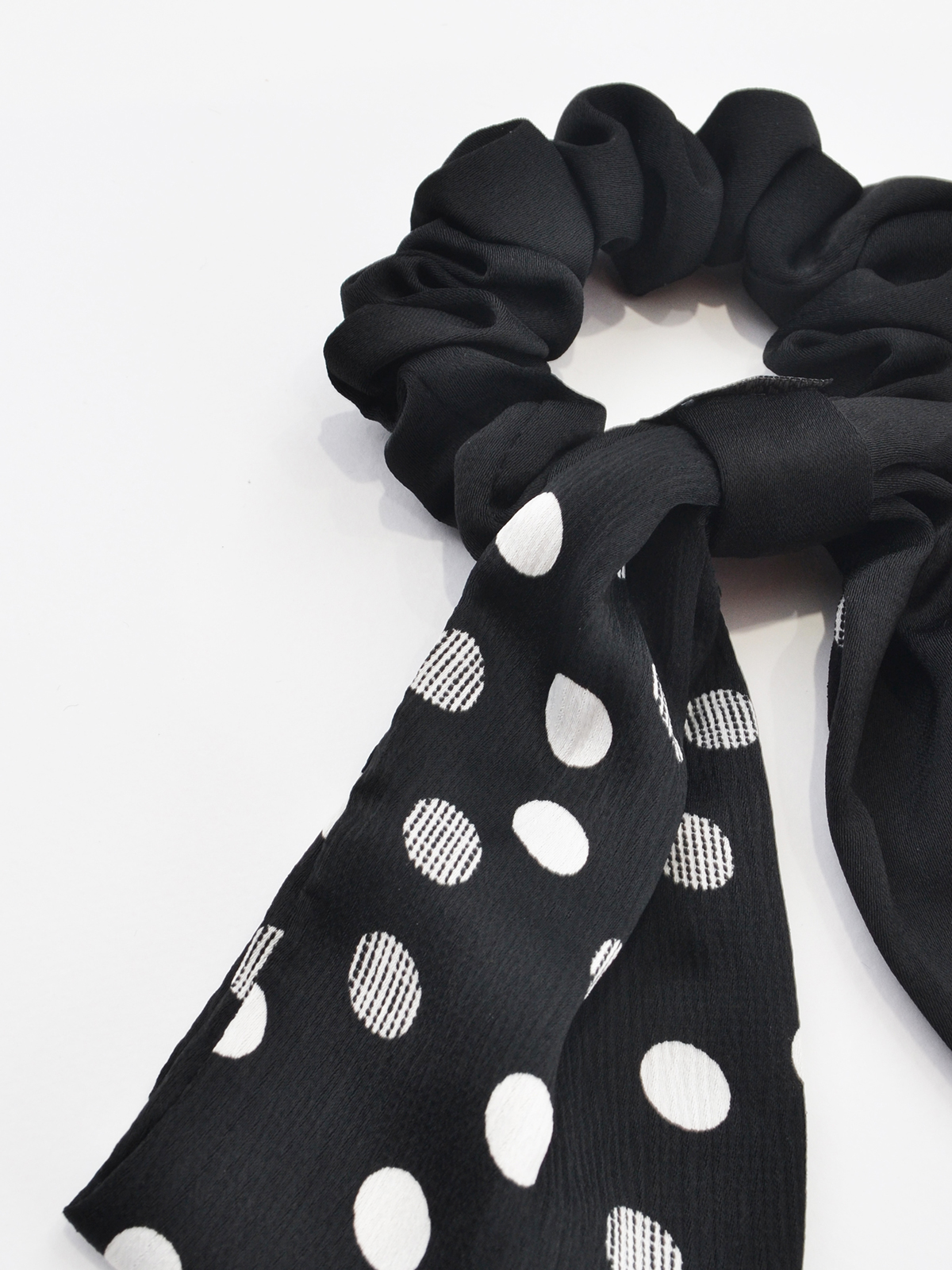 Scrunchie σατέν με πουά φιόγκο φωτογραφία