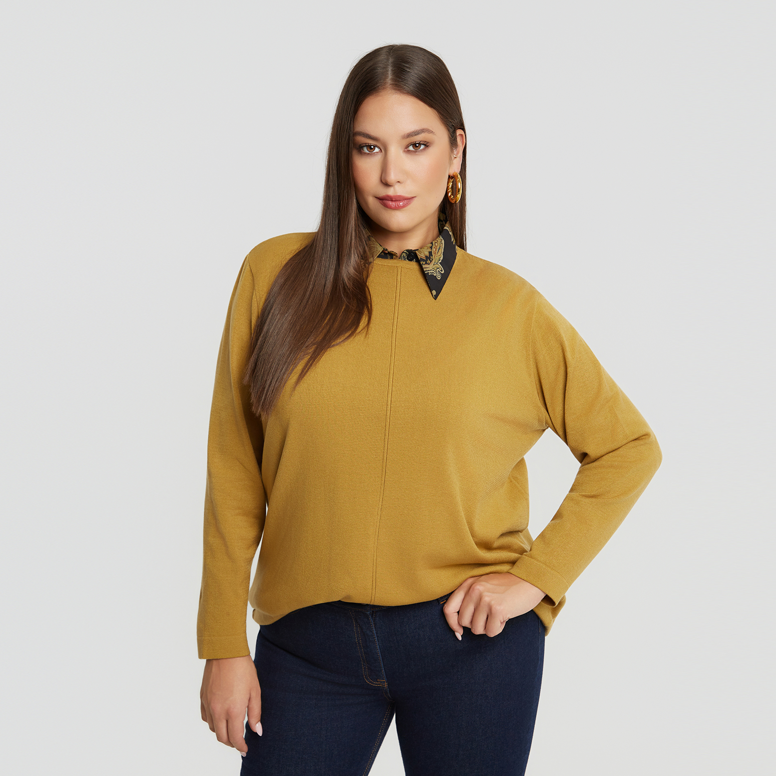 Από τη Basic Collection, αυτή η πλεκτή μπλούζα είναι το ιδανικό καθημερινό κομμάτι που συνδυάζει απλότητα και άνεση. Με χαλαρή εφαρμογή και απαλό ύφασμα, φοριέται ξανά και ξανά σε κάθε περίσταση. Σε πολλά χρώματα και εξαιρετική τιμή, είναι το απόλυτο κομμάτι για κάθε στυλ. ● Πλεκτό ύφασμα με ελαστικότητα για άνεση και ελευθερία κινήσεων ● Άνετη γραμμή με μοντέρνο ίσιο κόψιμο ● Διακριτική ραφή μπροστά για στυλ με λεπτομέρεια ● Μακρύ μανίκι, ιδανικό για layering ή μόνο του ● Διατίθεται σε μεγάλη ποικιλία χρωμάτων ● Οικονομικό και πρακτικό – βασικό κομμάτι της γκαρνταρόμπας σας Μήκος (κέντρο της πλάτης): 71 εκ 90%POLYACRYLIC 10%POLYESTER Το μοντέλο έχει ύψος 1,80 εκ. και φοράει O/S Made in Greece