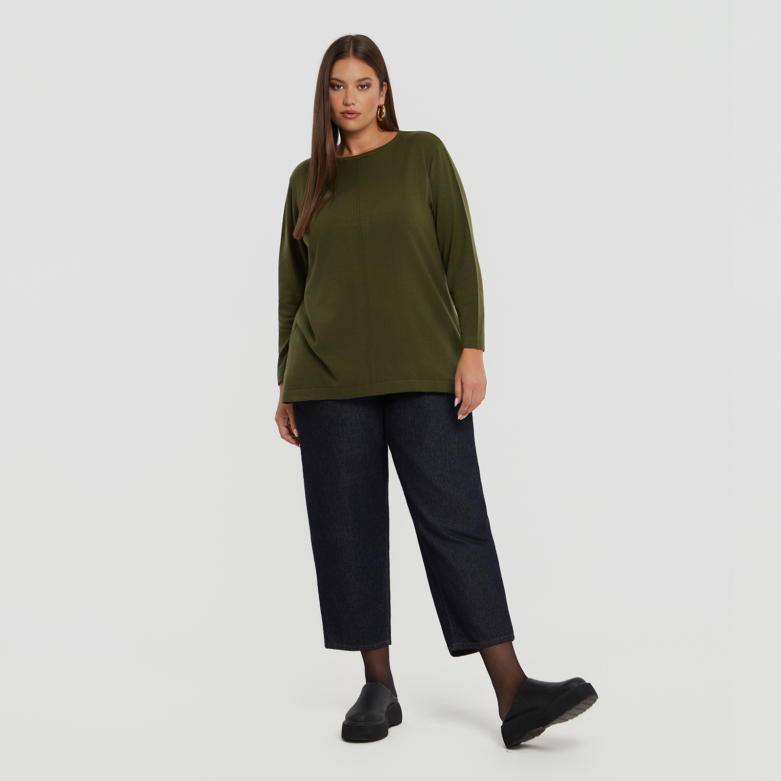 Από τη Basic Collection, αυτή η πλεκτή μπλούζα είναι το ιδανικό καθημερινό κομμάτι που συνδυάζει απλότητα και άνεση. Με χαλαρή εφαρμογή και απαλό ύφασμα, φοριέται ξανά και ξανά σε κάθε περίσταση. Σε πολλά χρώματα και εξαιρετική τιμή, είναι το απόλυτο κομμάτι για κάθε στυλ. ● Πλεκτό ύφασμα με ελαστικότητα για άνεση και ελευθερία κινήσεων ● Άνετη γραμμή με μοντέρνο ίσιο κόψιμο ● Διακριτική ραφή μπροστά για στυλ με λεπτομέρεια ● Μακρύ μανίκι, ιδανικό για layering ή μόνο του ● Διατίθεται σε μεγάλη ποικιλία χρωμάτων ● Οικονομικό και πρακτικό – βασικό κομμάτι της γκαρνταρόμπας σας Μήκος (κέντρο της πλάτης): 71 εκ 90%POLYACRYLIC 10%POLYESTER Το μοντέλο έχει ύψος 1,80 εκ. και φοράει O/S Made in Greece