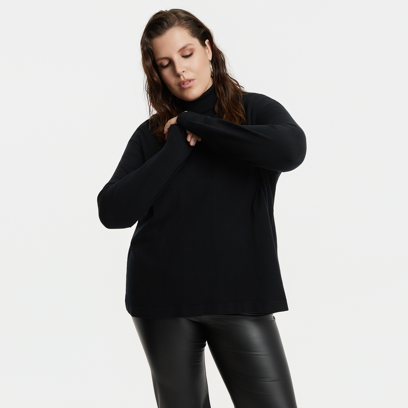 Basic knit turtleneck jumper with front seam detail