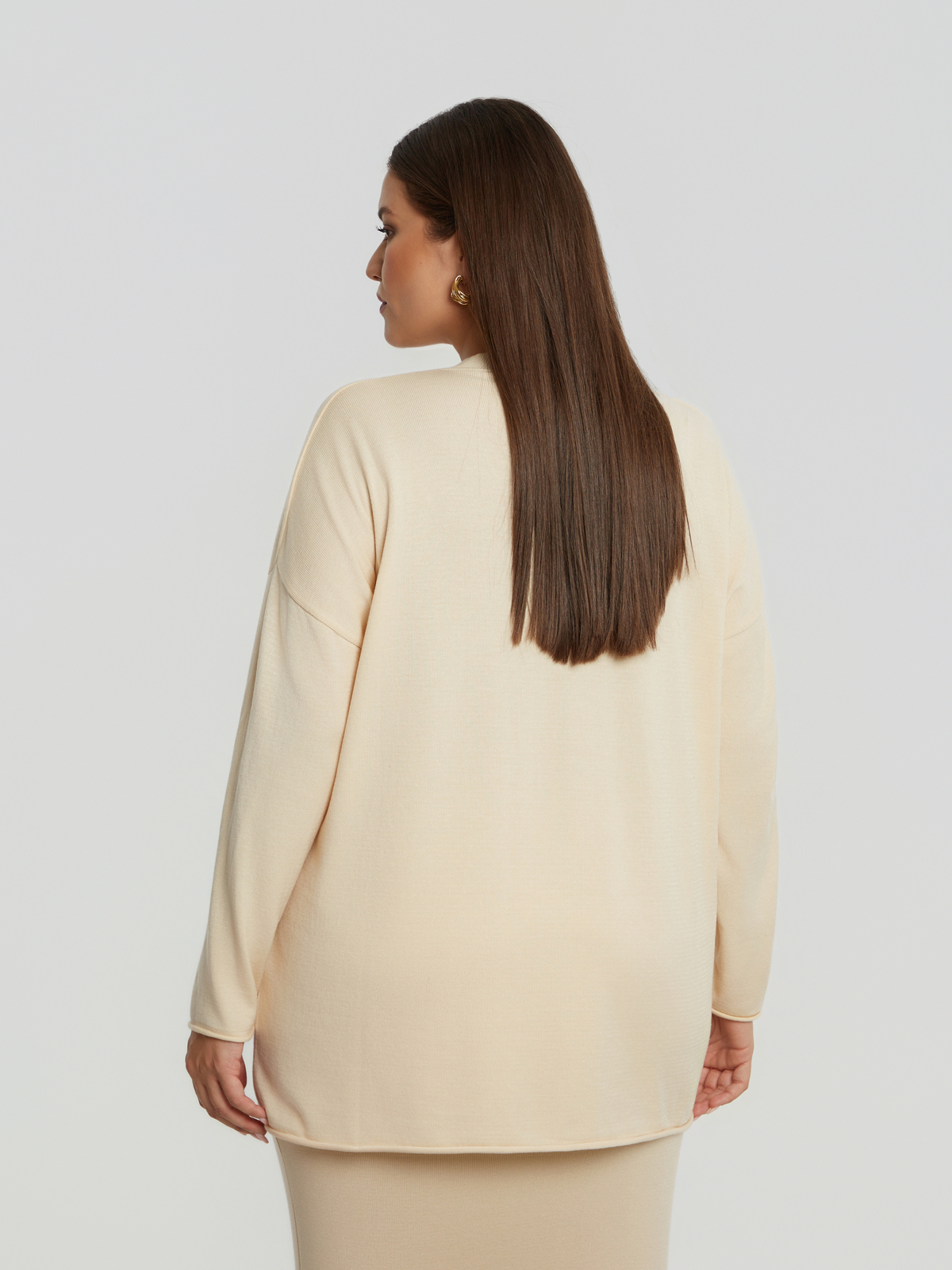 Basic πλεκτή μπλούζα με V-λαιμόκοψη φωτογραφία