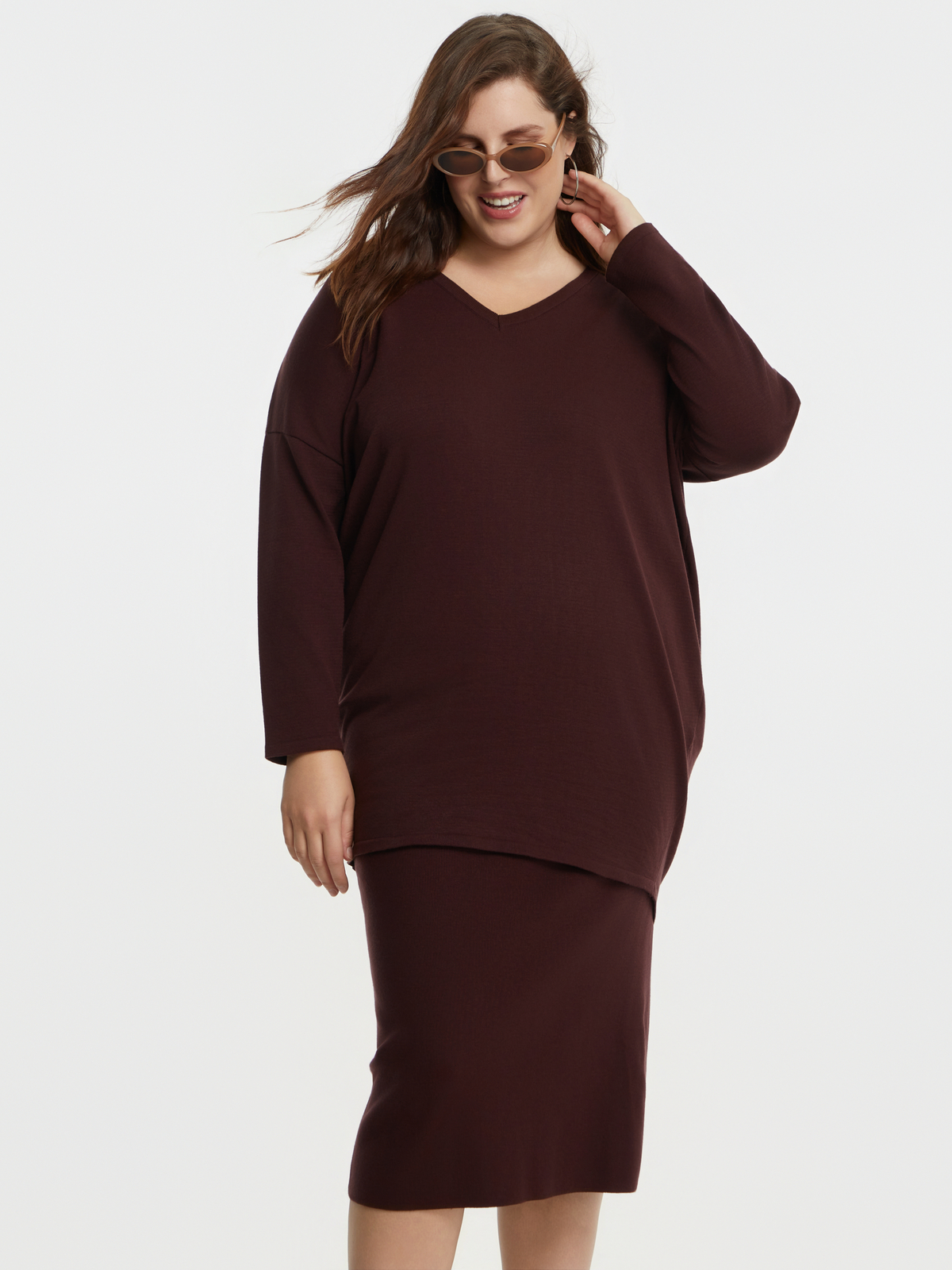 Basic πλεκτή tunic με V-λαιμόκοψη φωτογραφία