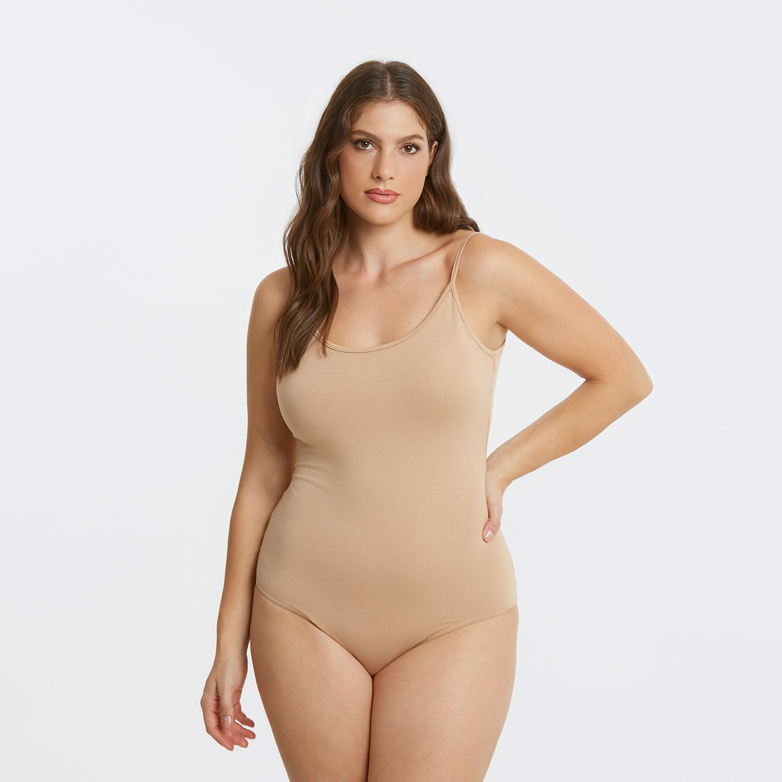  ● Ελαστική βισκόζη ● Bodycon εφαρμογή ● Στρόγγυλη λαιμόκοψη ● Λεπτές τιράντες ● Kλείσιμο με κουμπιά σούστες Μήκος (κέντρο της πλάτης): 53 εκ. 97%VISCOSE 3%ELASTANE Το μοντέλο έχει ύψος 1,78 εκ. και φοράει S/Μ