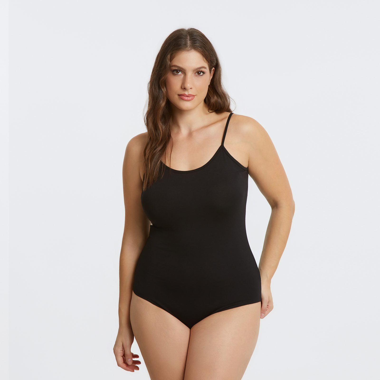  ● Ελαστική βισκόζη ● Bodycon εφαρμογή ● Στρόγγυλη λαιμόκοψη ● Λεπτές τιράντες ● Kλείσιμο με κουμπιά σούστες Μήκος (κέντρο της πλάτης): 53 εκ. 97%VISCOSE 3%ELASTANE Το μοντέλο έχει ύψος 1,78 εκ. και φοράει S/Μ