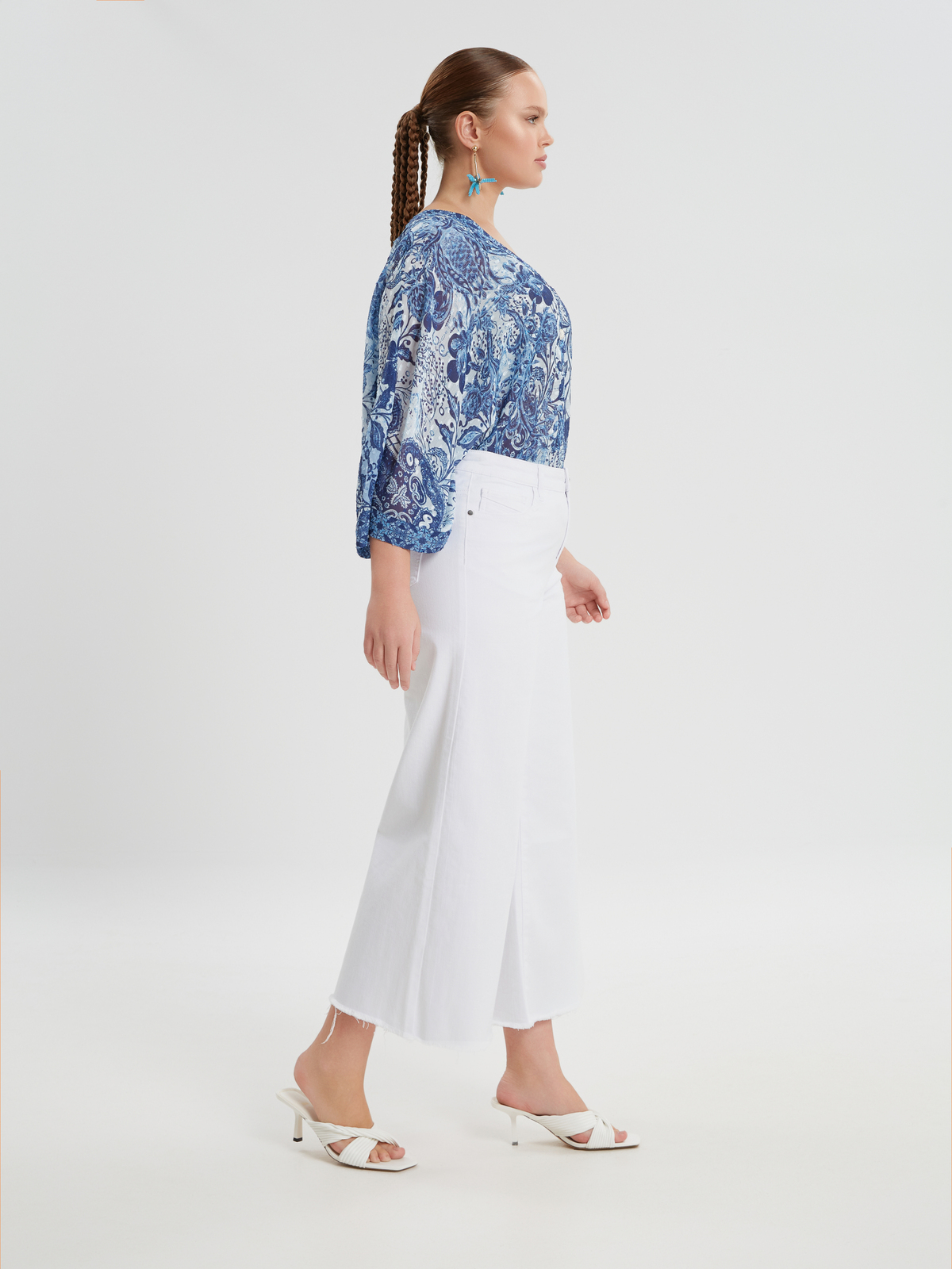 Τζιν basic cropped σε φαρδιά γραμμή φωτογραφία