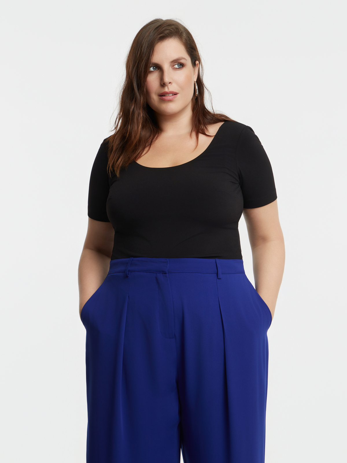 Μαύρο τοπ με στρογγυλή λαιμόκοψη φωτογραφία