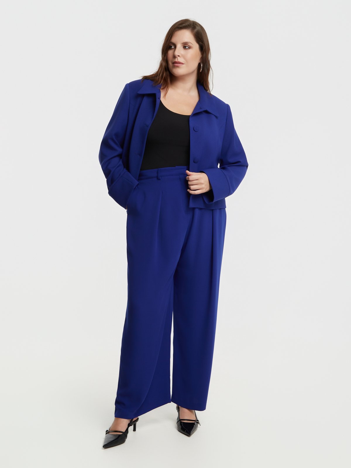 Μαύρο τοπ με στρογγυλή λαιμόκοψη φωτογραφία