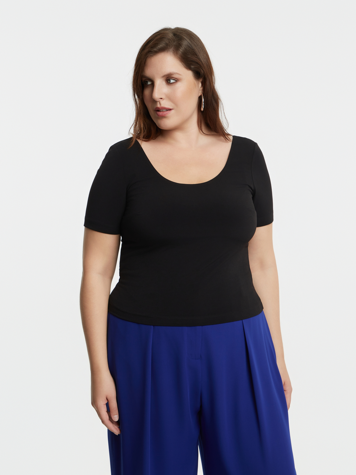 Μαύρο τοπ με στρογγυλή λαιμόκοψη φωτογραφία