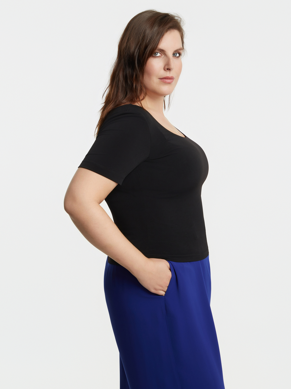 Μαύρο τοπ με στρογγυλή λαιμόκοψη φωτογραφία