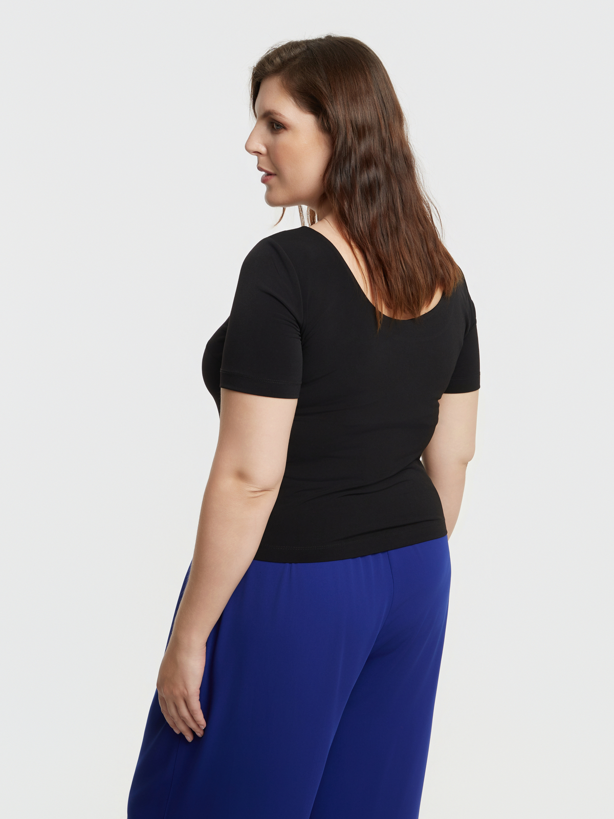 Μαύρο τοπ με στρογγυλή λαιμόκοψη φωτογραφία