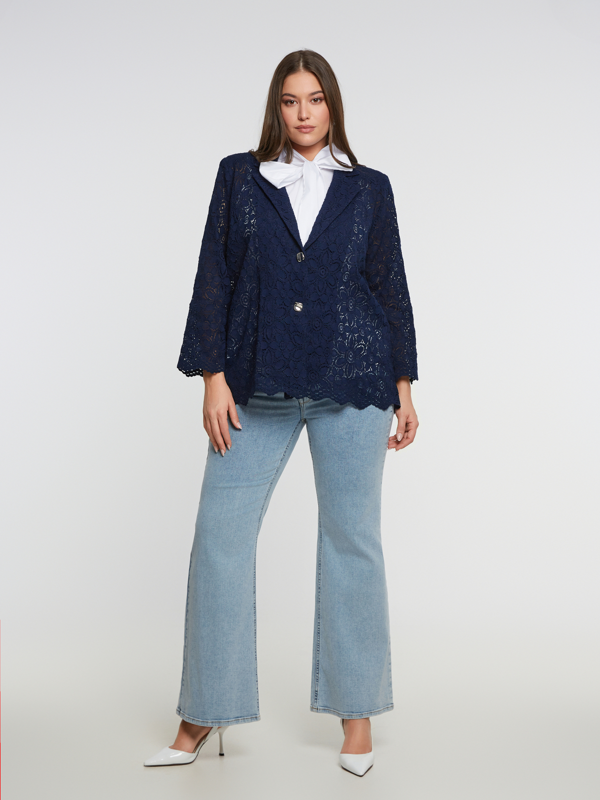 Μπλε σακάκι δαντέλα με γεωμετρικά κουμπιά φωτογραφία