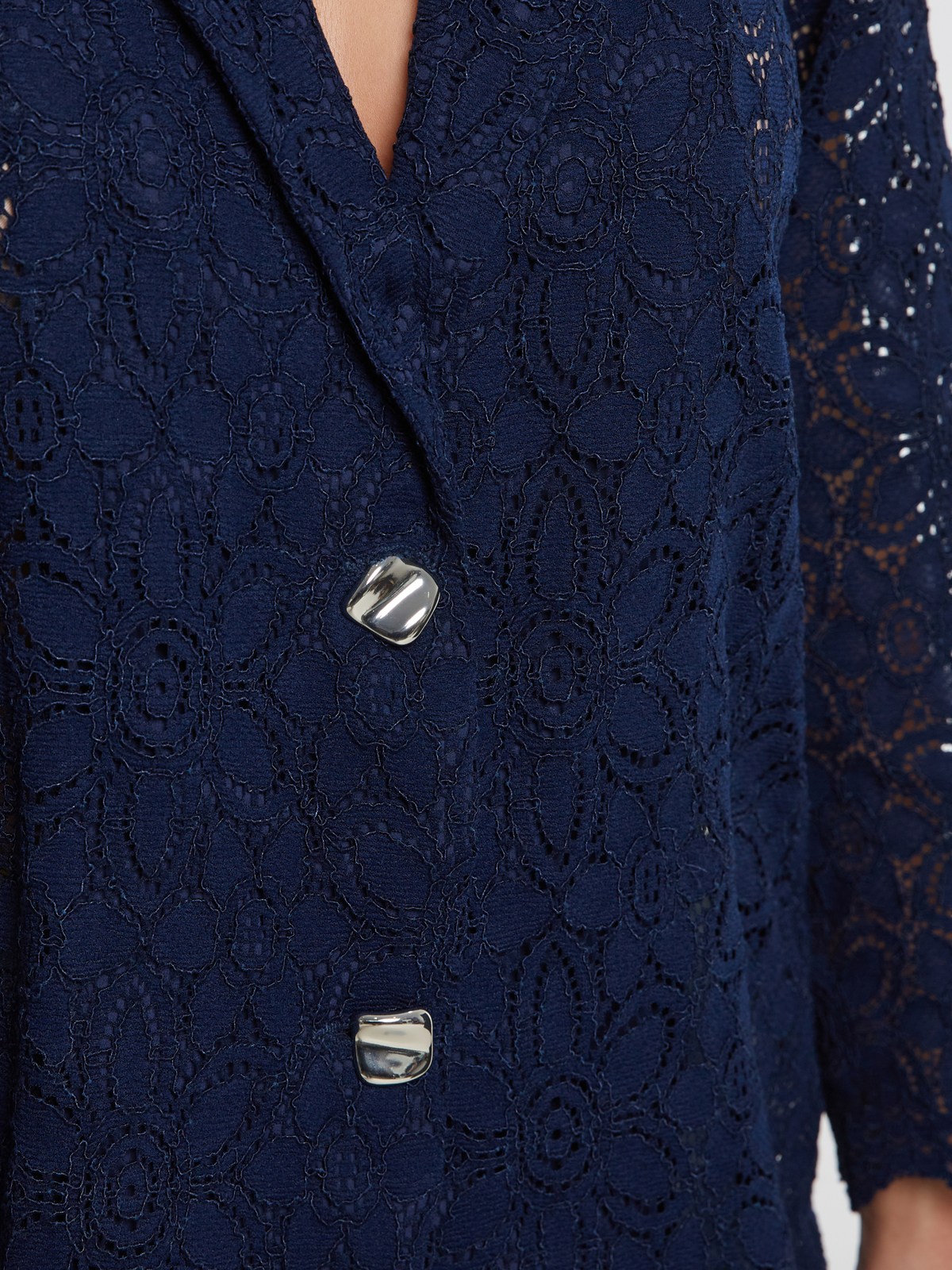 Μπλε σακάκι δαντέλα με γεωμετρικά κουμπιά φωτογραφία