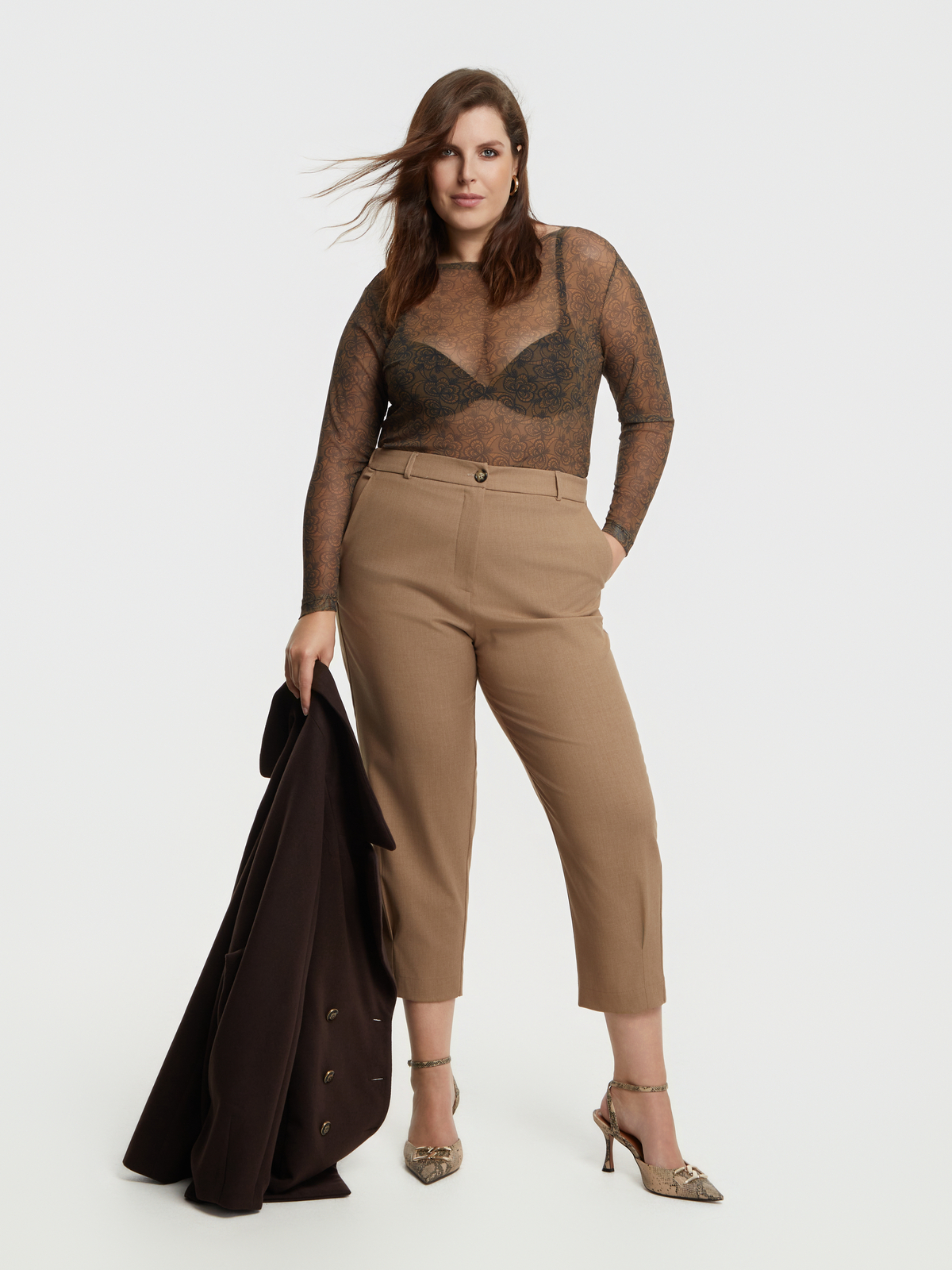 Παντελόνι carrot μονόχρωμο φωτογραφία