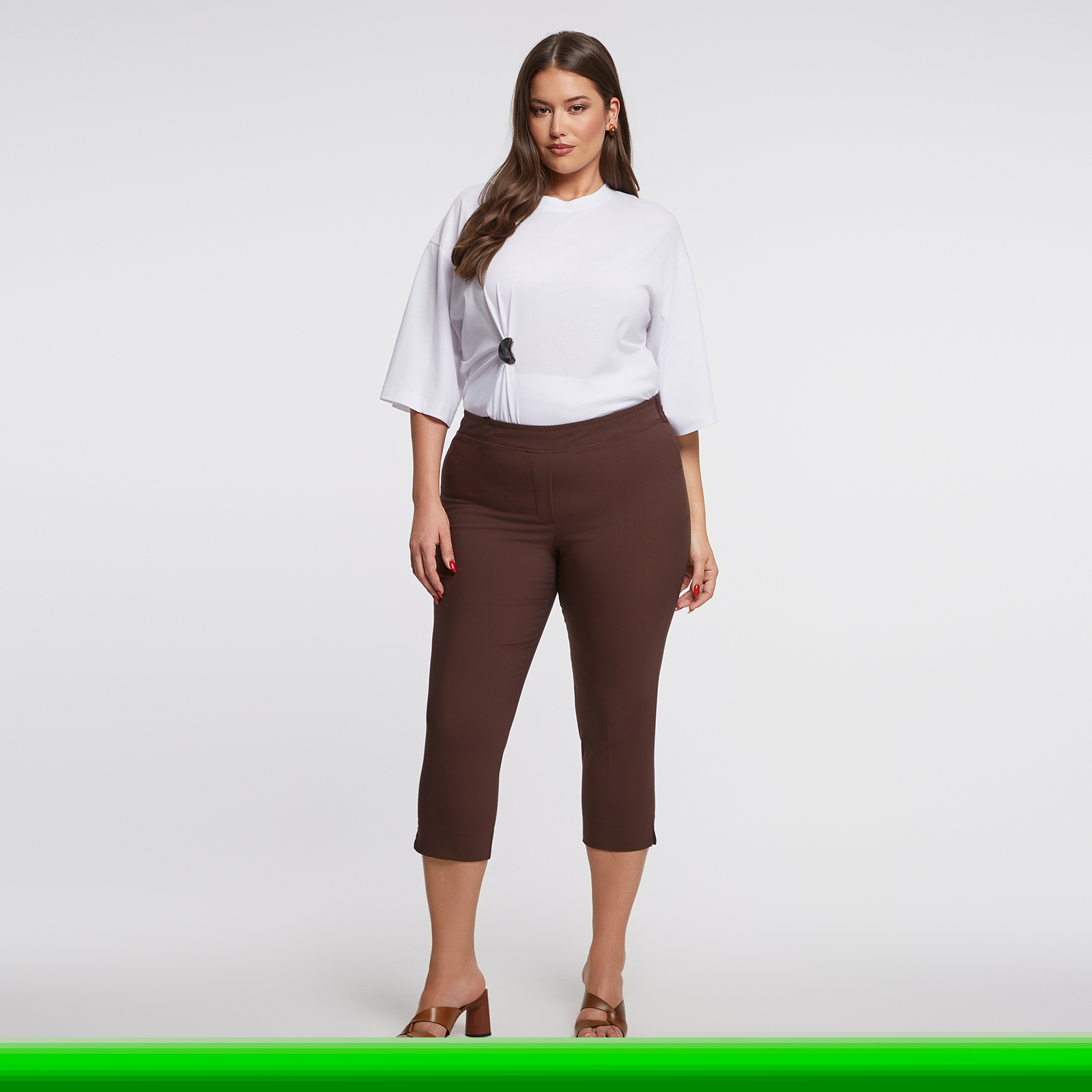  Αυτό το cropped παντελόνι συνδυάζει στυλ με άνεση για να φορεθεί όλη μέρα. Ιδανικό για curvy σιλουέτα, το ελαστικό του ύφασμα αγκαλιάζει όμορφα το σώμα, ενώ η διαχρονική επιλογή χρωμάτων του το κάνει ιδανικό για κάθε περίσταση. Φόρεσέ το τόσο σε καθημερινές όσο και σε πιο προσαγμένες περιστάσεις, ανάλογα το styling σου. ● Από εξαιρετικής ποιότητας ελαστικό βαμβακερό ύφασμα ● Trendy cropped γραμμή, τέλεια για κάθε εμφάνιση ● Ελαστική μέση που εξασφαλίζει άνεση όλη μέρα ● Σχεδιασμένο να αναδεικνύει τις καμπύλες σου ● Διαχρονικό κομμάτι από τη Basic συλλογή — στυλάτο, ευέλικτο %26 προσιτό Μήκος (εσωτερική ραφή): 60 εκ. 62%COTTON 33%POLYESTER 5%ELASTANE Το μοντέλο έχει ύψος 1,80 εκ. και φοράει S Made in Greece 