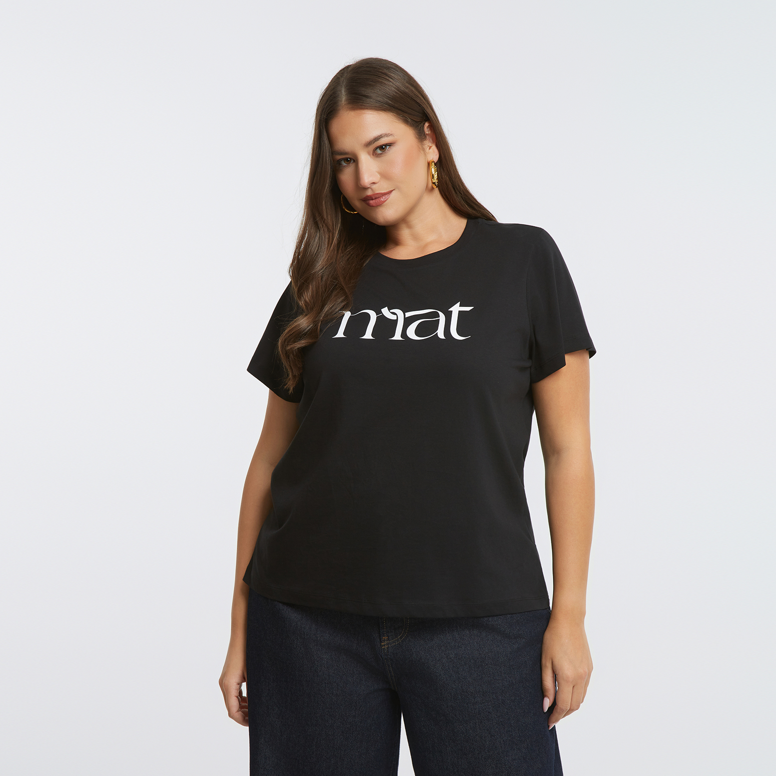  Απαλό βαμβακερό ύφασμα Logo mat Στρογγυλή λαιμόκοψη Κοντά μανίκια Μήκος (κέντρο της πλάτης): 66 εκ. 100%COTTON Το μοντέλο έχει ύψος 1,81 εκ. και φοράει S/M