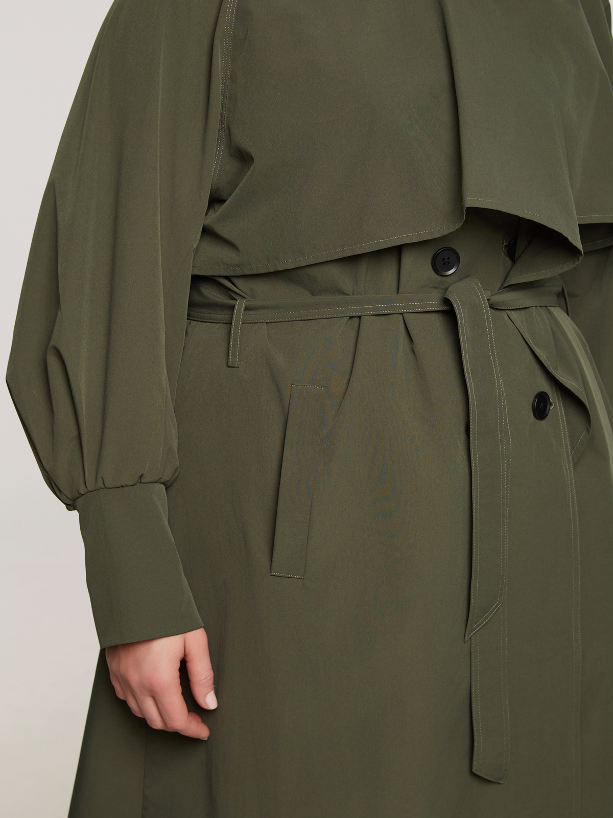 Βαμβακερή καπαρντίνα με ζώνη και λεπτομέρεια κάπας φωτογραφία