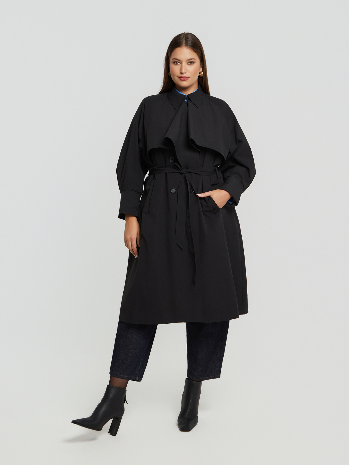 Βαμβακερή καπαρντίνα με ζώνη και λεπτομέρεια κάπας φωτογραφία