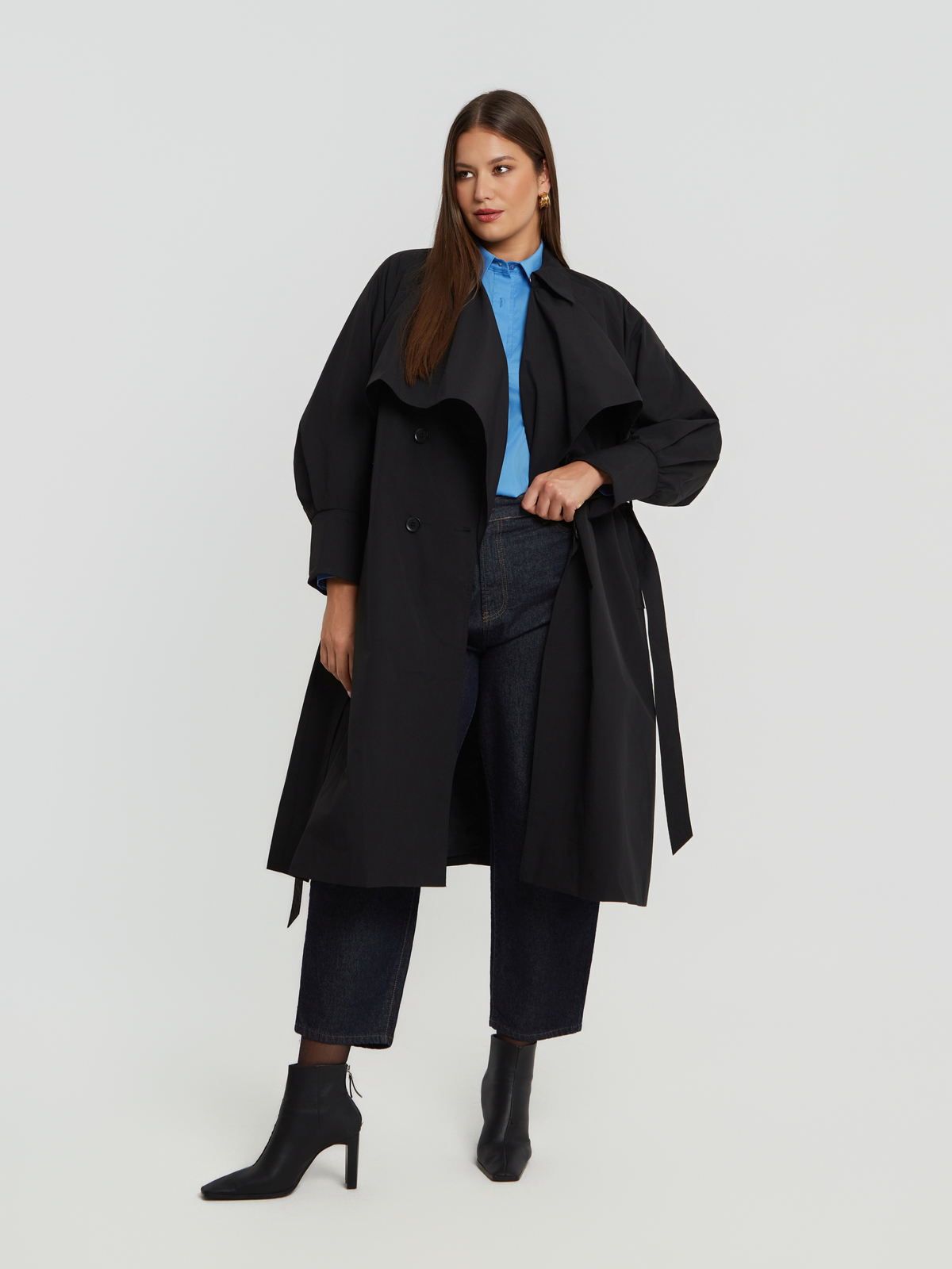 Βαμβακερή καπαρντίνα με ζώνη και λεπτομέρεια κάπας φωτογραφία