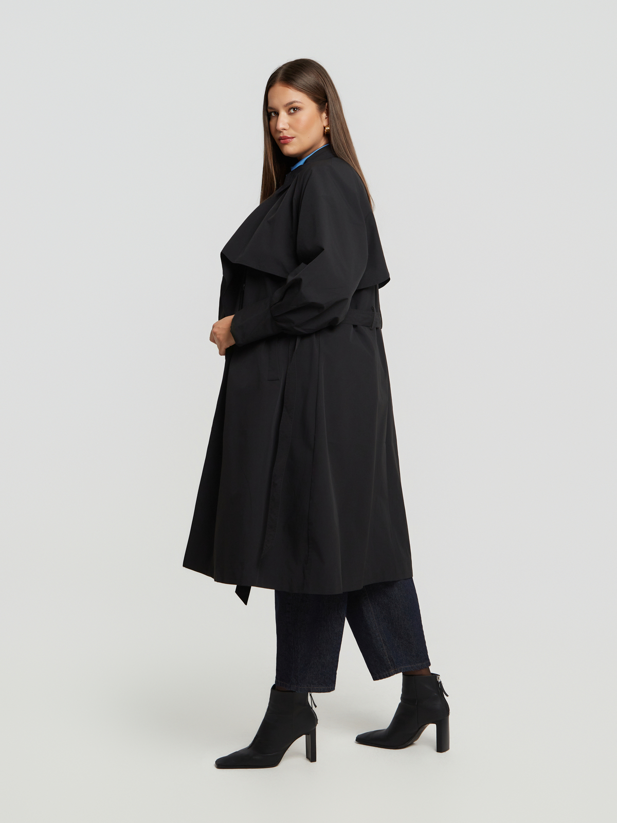 Βαμβακερή καπαρντίνα με ζώνη και λεπτομέρεια κάπας φωτογραφία