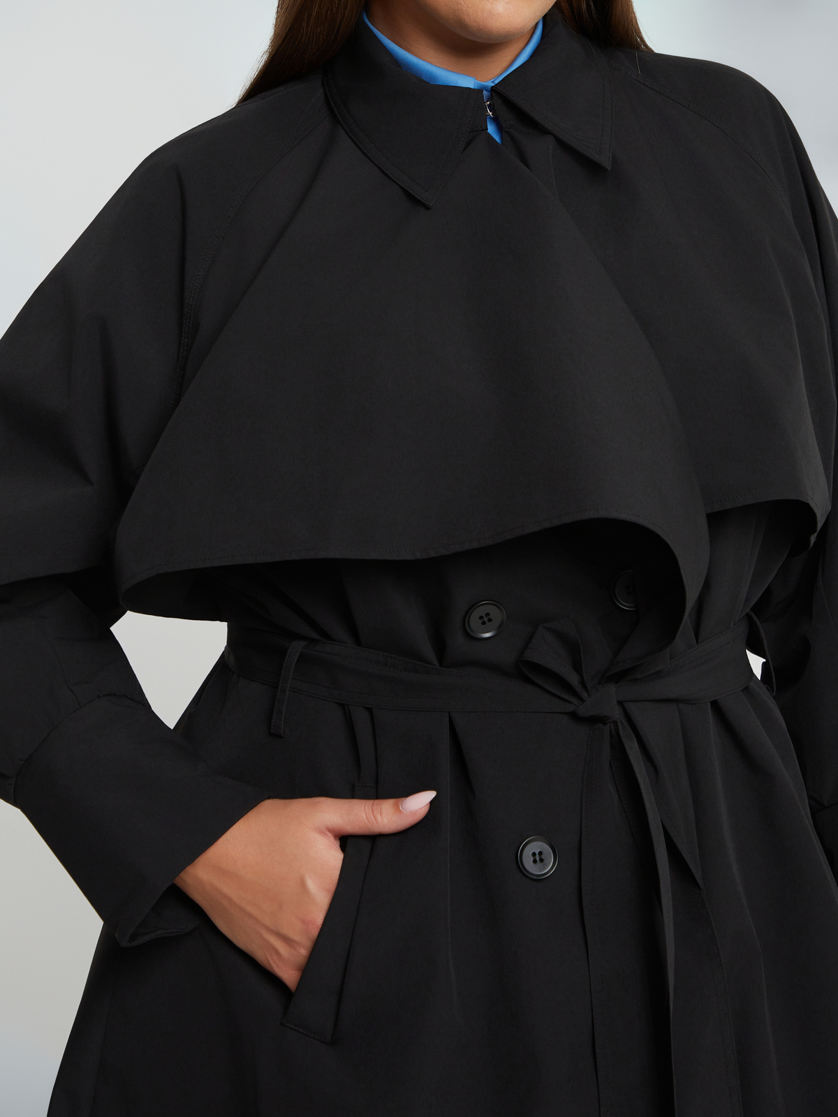 Βαμβακερή καπαρντίνα με ζώνη και λεπτομέρεια κάπας φωτογραφία