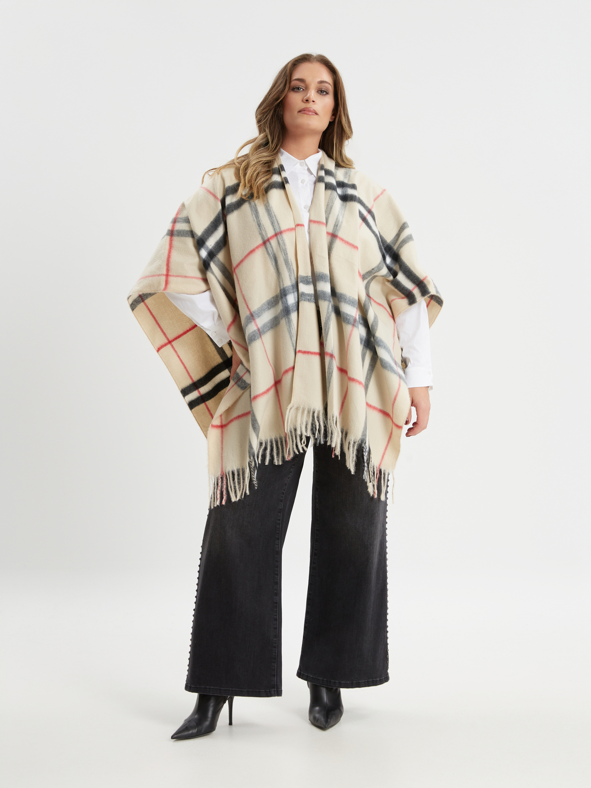 Κρέμ κάπα με καρό σχέδιο και κρόσσια φωτογραφία