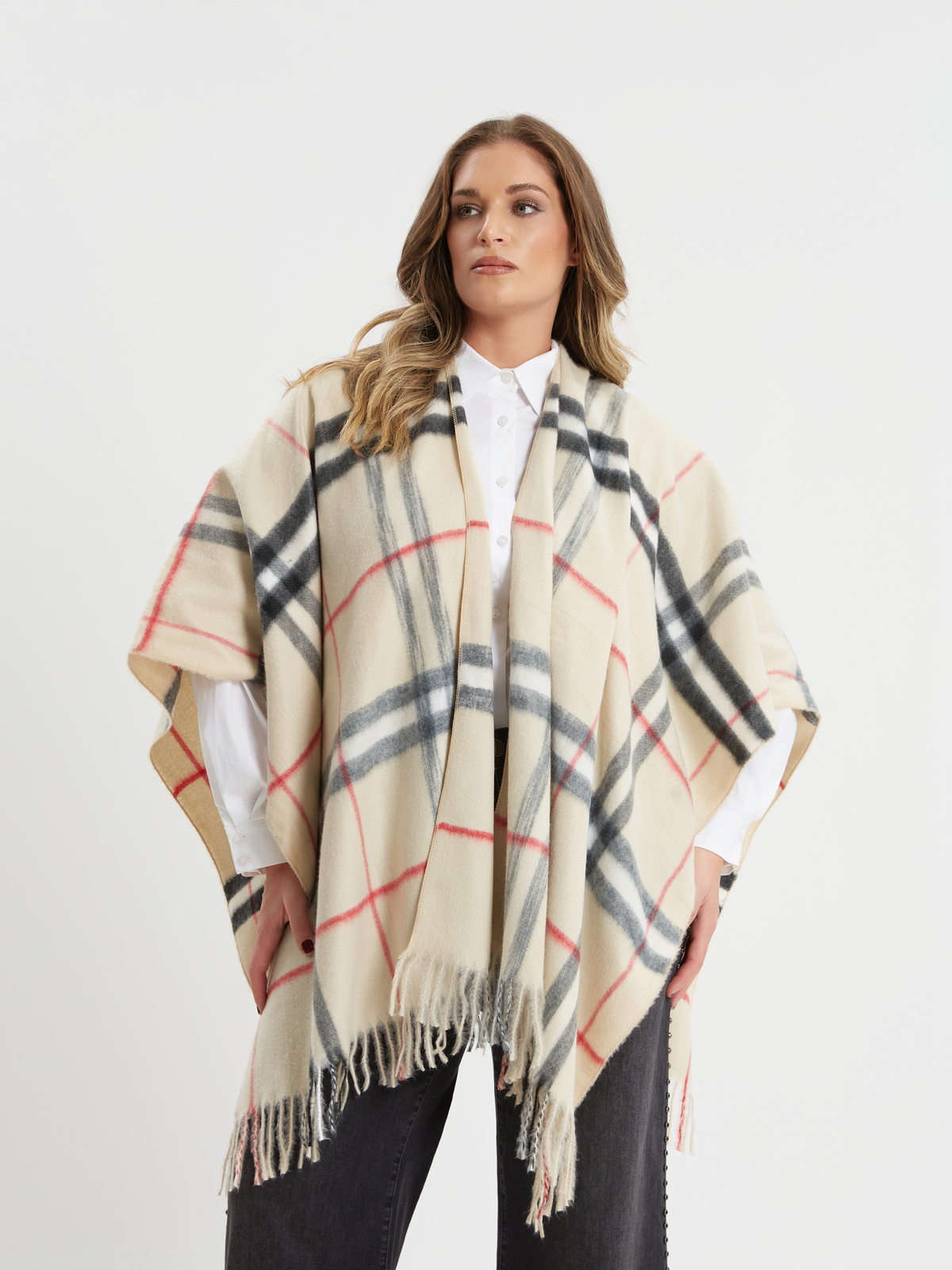 Κρέμ κάπα με καρό σχέδιο και κρόσσια φωτογραφία