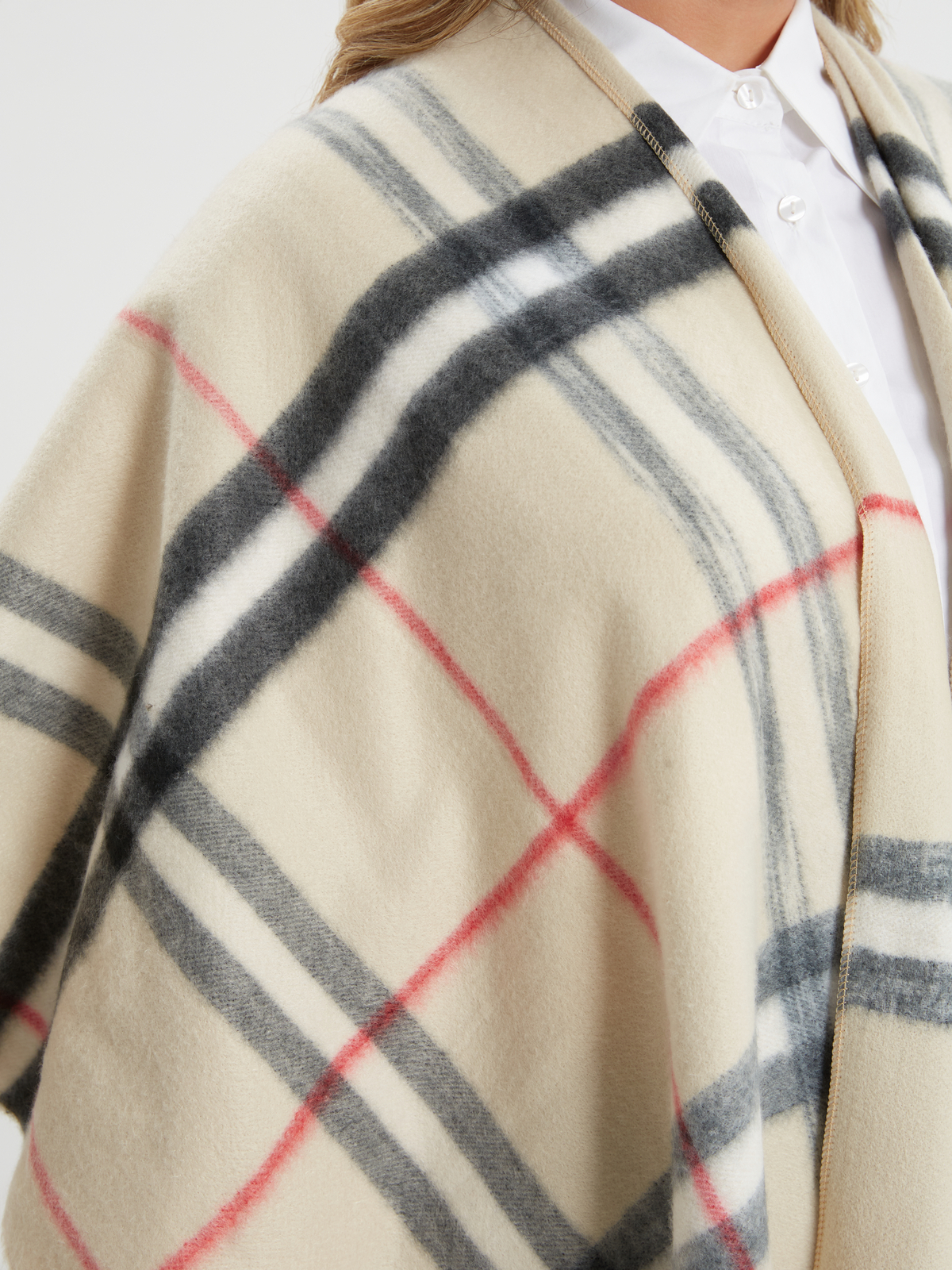 Κρέμ κάπα με καρό σχέδιο και κρόσσια φωτογραφία