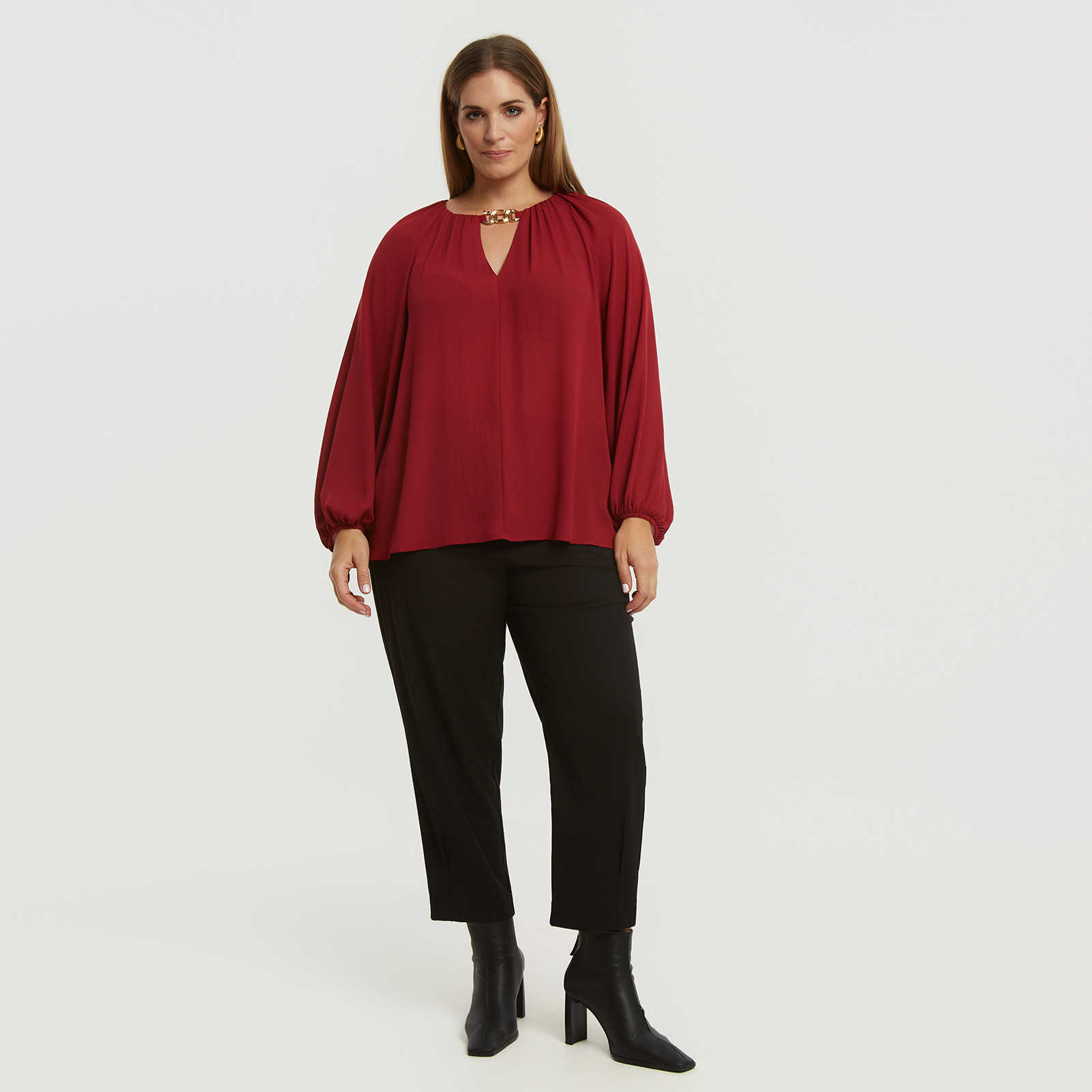 Κρεπ μπλούζα με χρυσή λεπτομέρεια