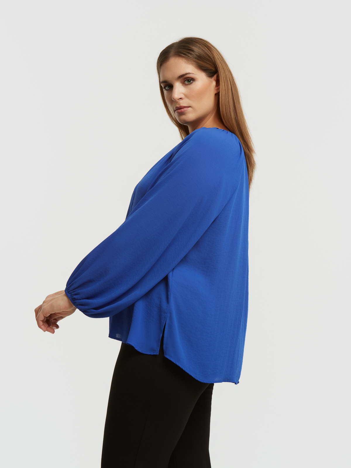 Κρεπ μπλούζα με χρυσή λεπτομέρεια φωτογραφία