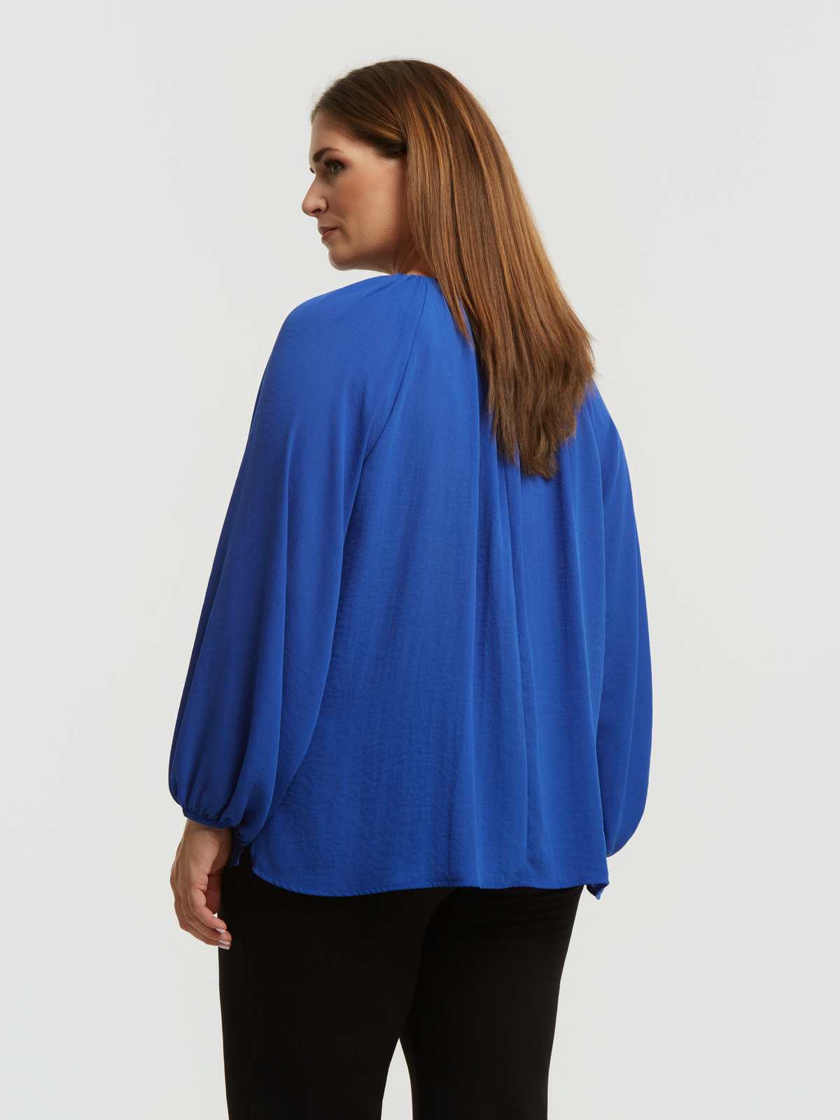 Κρεπ μπλούζα με χρυσή λεπτομέρεια φωτογραφία