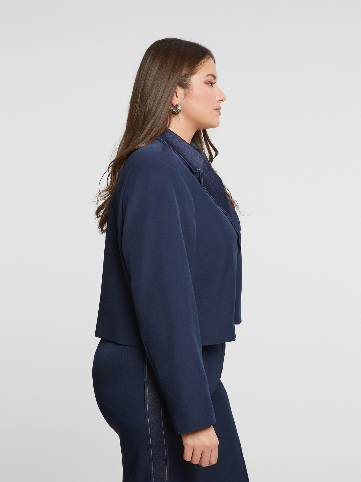 Cropped σακάκι με denim πέτο φωτογραφία