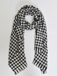 Houndstooth patterned fringed scarf