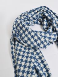 Houndstooth patterned fringed scarf
