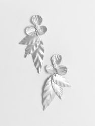 Drop leaf-shaped earrings