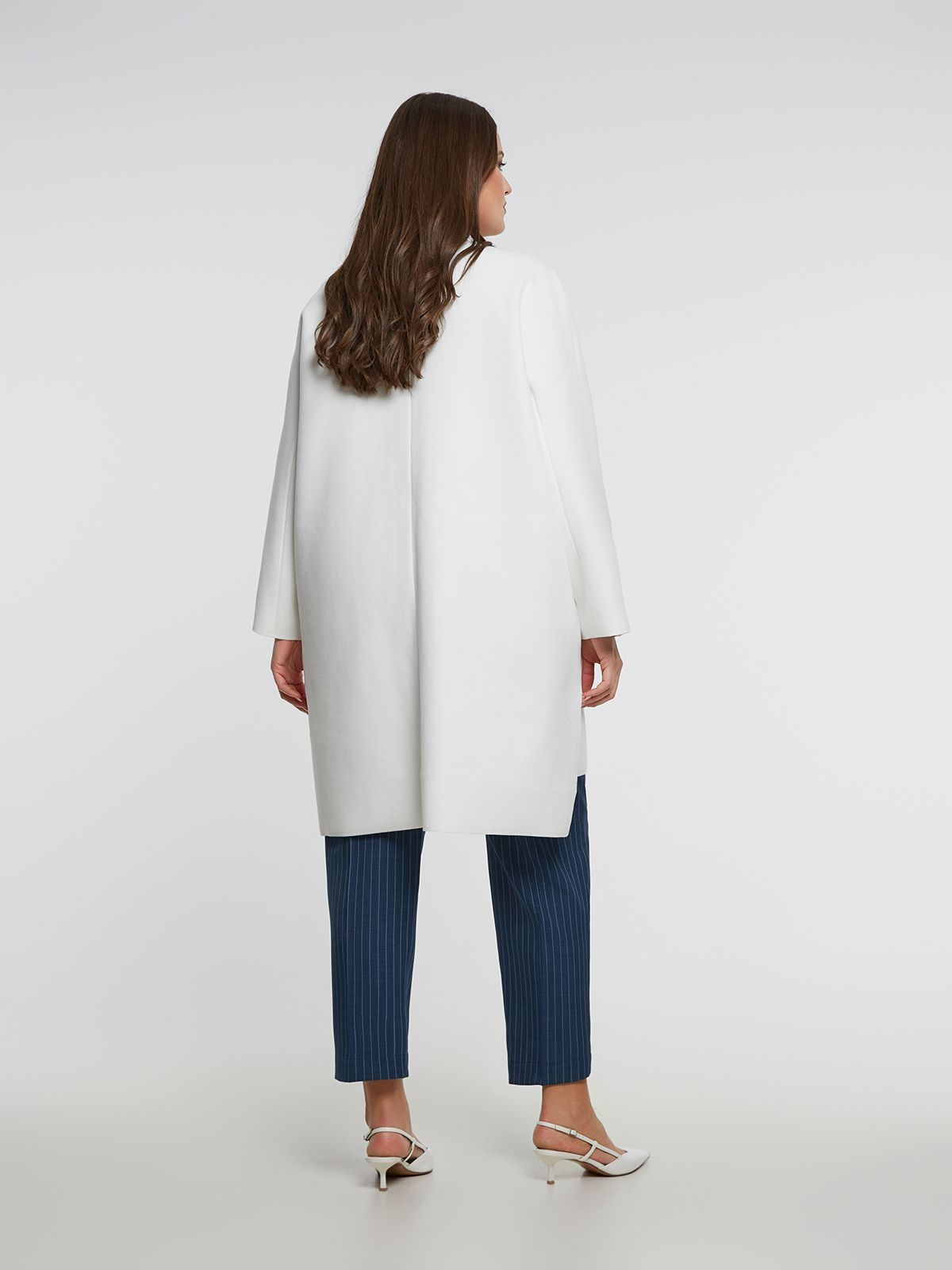 Oversized coat with button-up closure